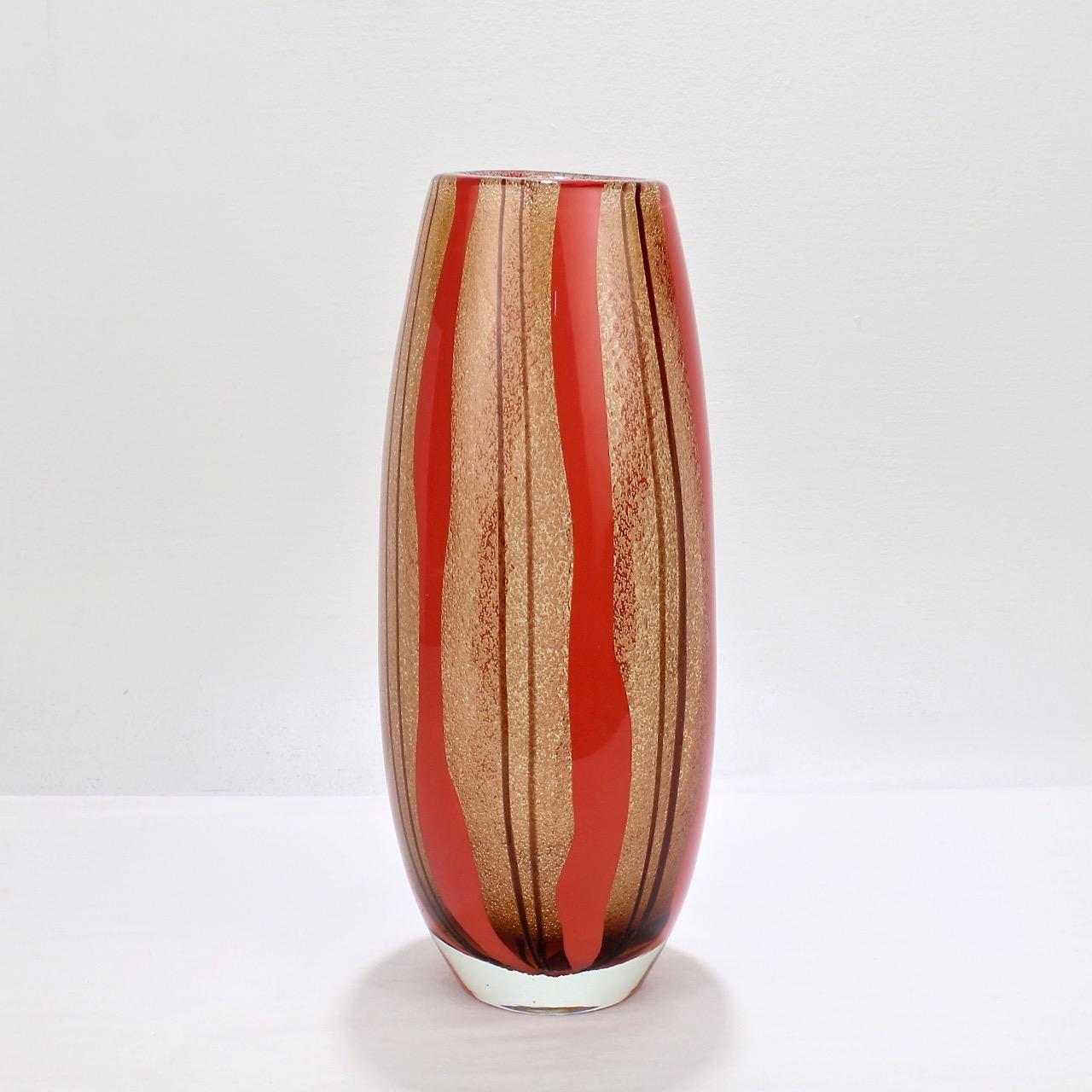 Un bon vase en verre de Murano avec des rayures rouges et violettes.

Dans le style de Flavio Poli, avec un corps épais, une bullicine et une décoration en forme de visage.

Mesure : Hauteur ca. 12 1/2 in.

Les articles achetés chez ce