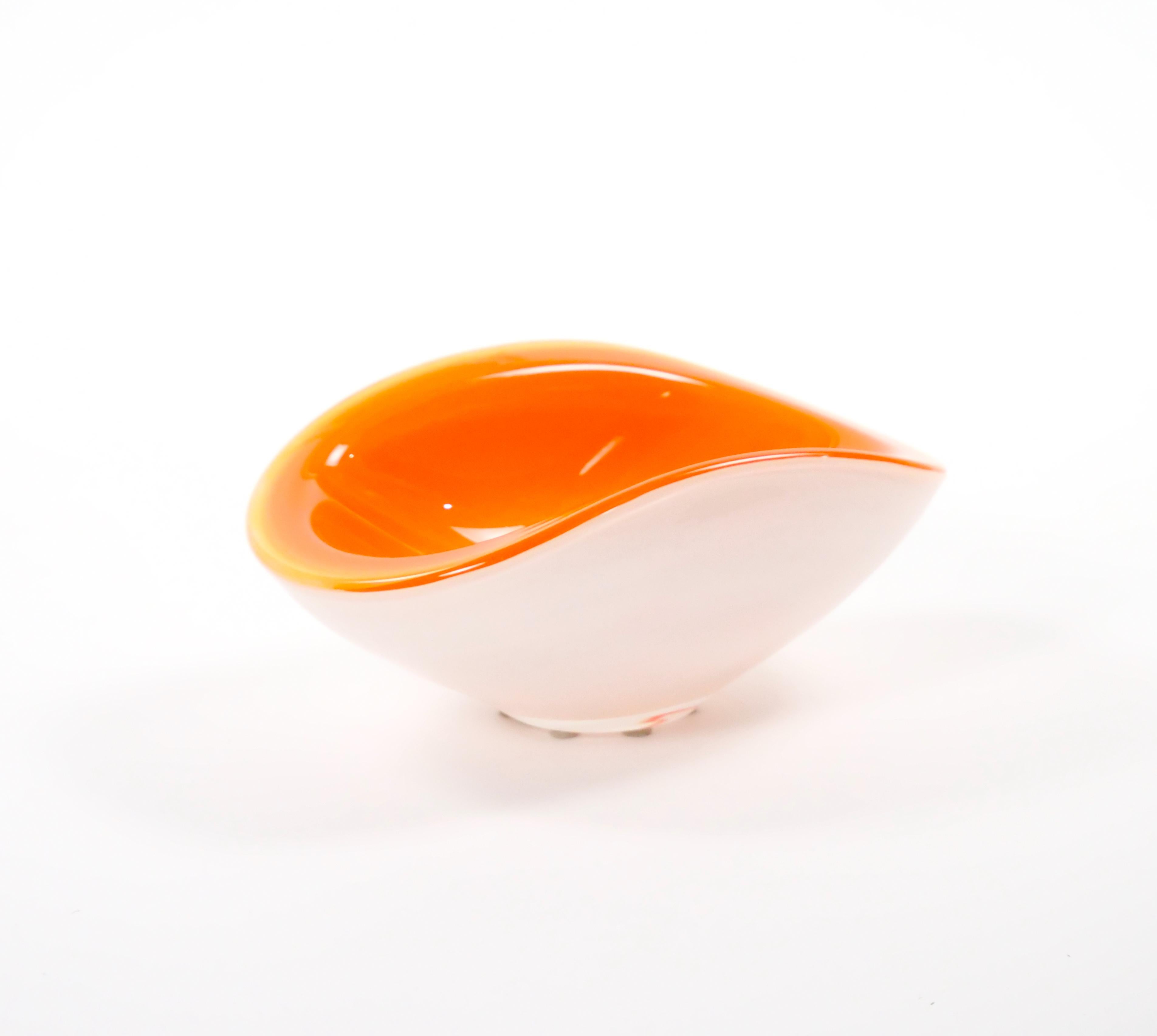 Bol décoratif / pièce en verre de Murano de forme géométrique datant du milieu du siècle passé et soufflé à la bouche en vente 4