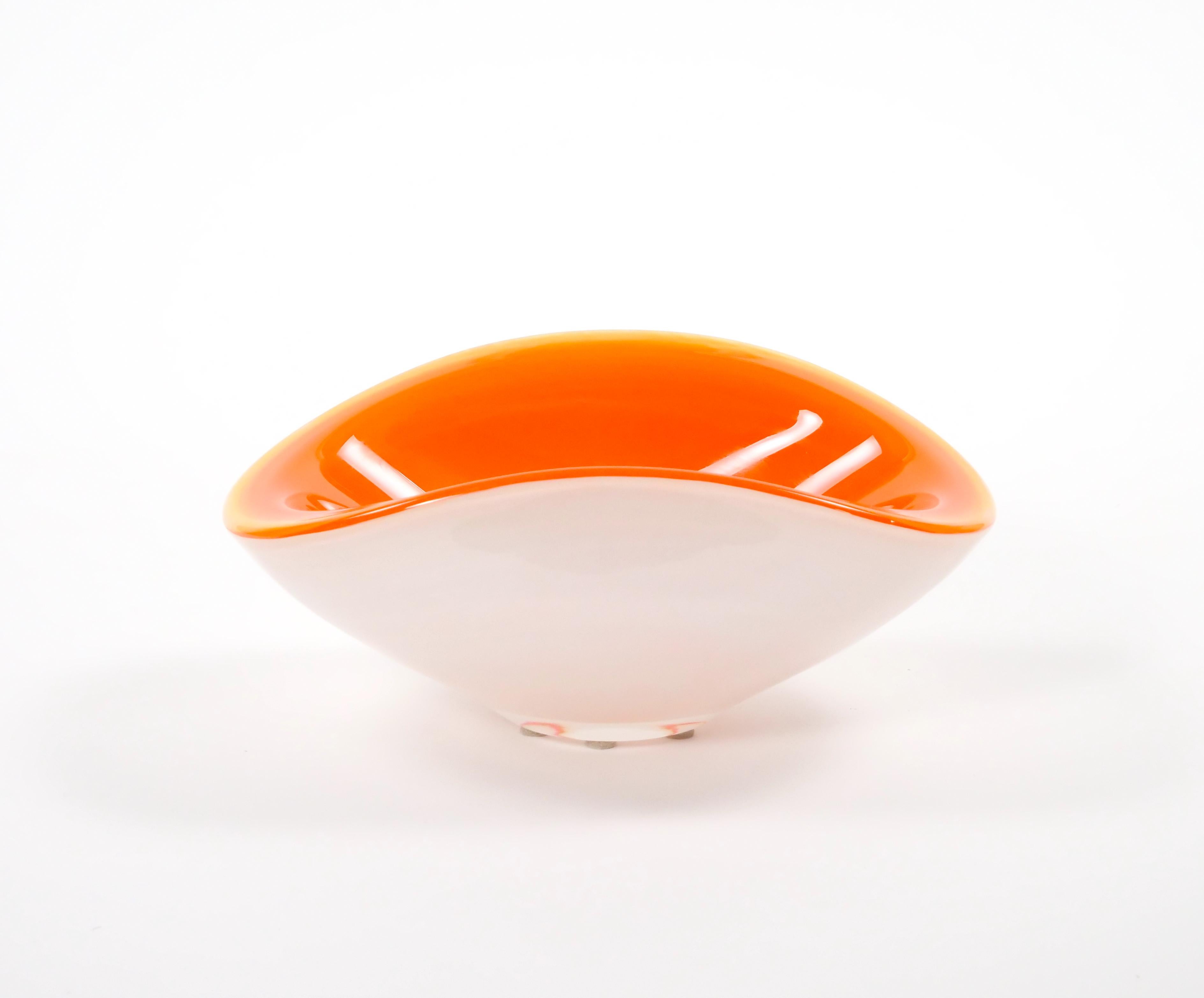 Ce magnifique bol décoratif en verre de Murano datant du milieu du siècle dernier, fait à la main et soufflé à la bouche par le célèbre artisan italien Giampaolo, est une véritable œuvre d'art de la Venise de la fin du XXe siècle. Le bol présente
