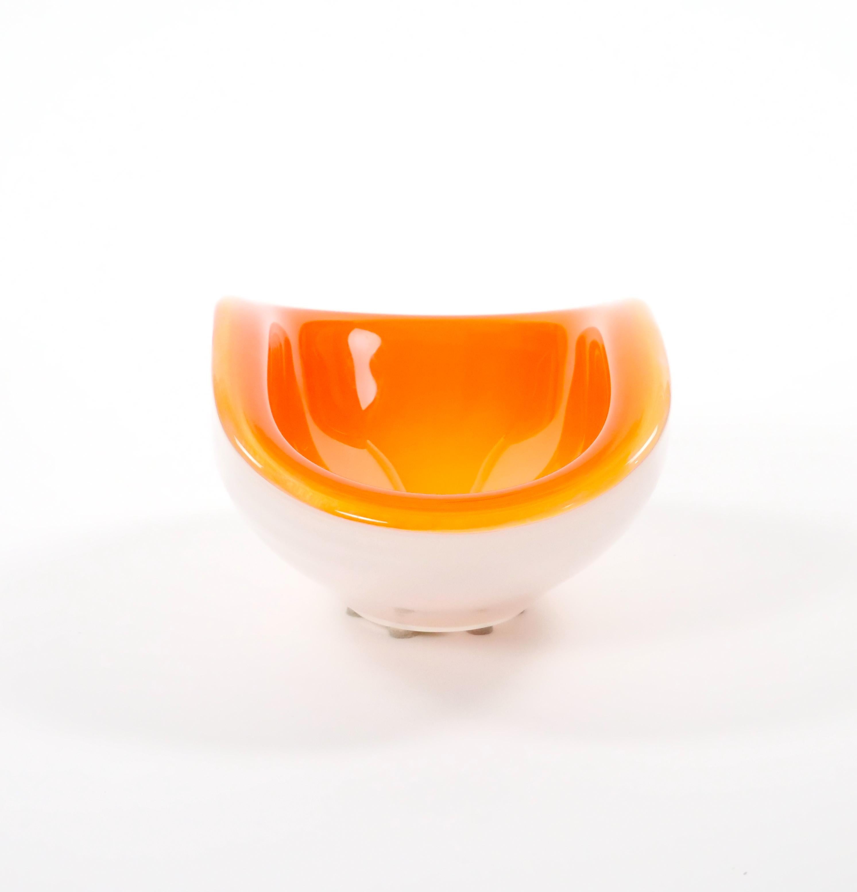 Mid-Century Modern Bol décoratif / pièce en verre de Murano de forme géométrique datant du milieu du siècle passé et soufflé à la bouche en vente