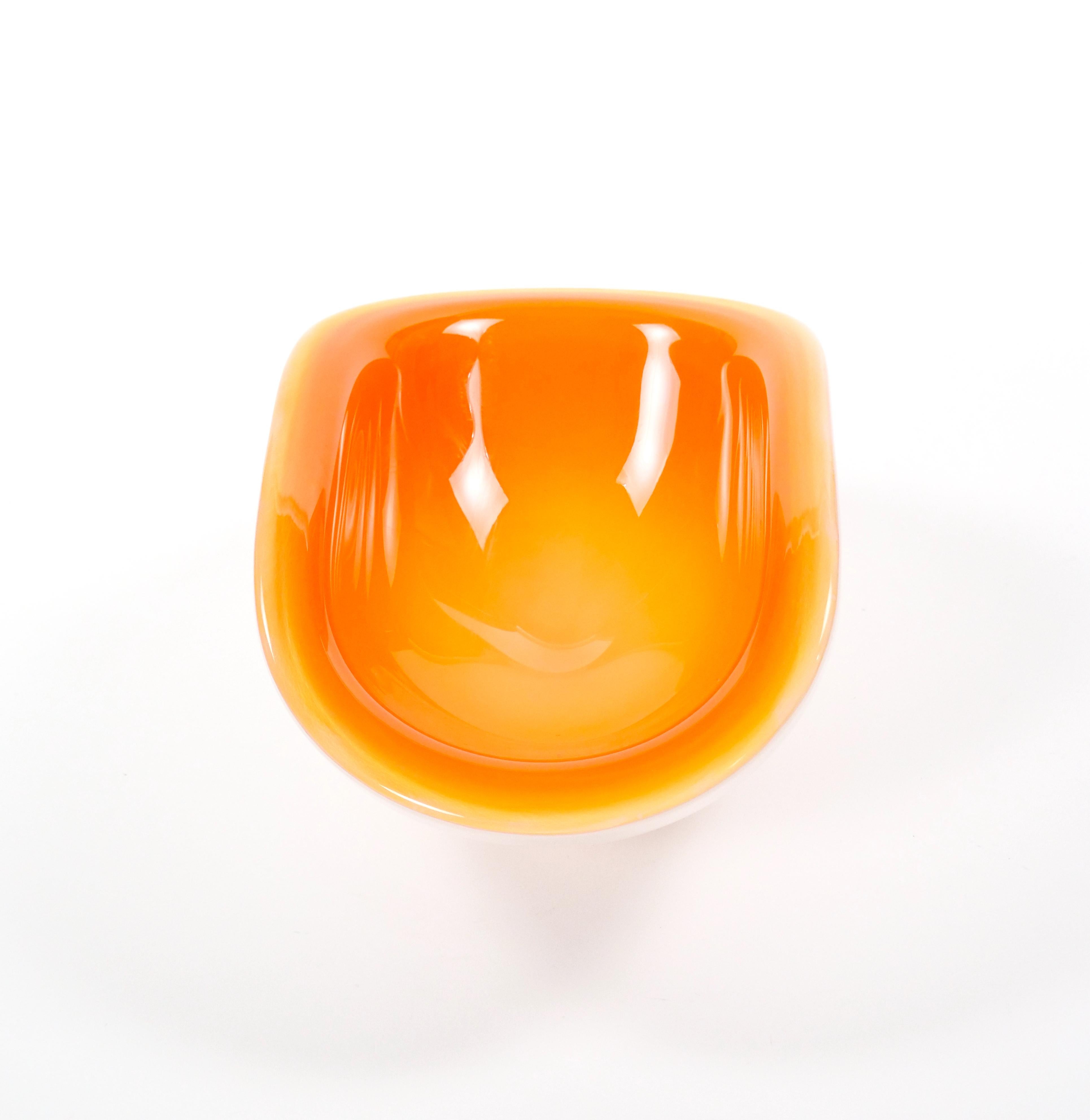 italien Bol décoratif / pièce en verre de Murano de forme géométrique datant du milieu du siècle passé et soufflé à la bouche en vente