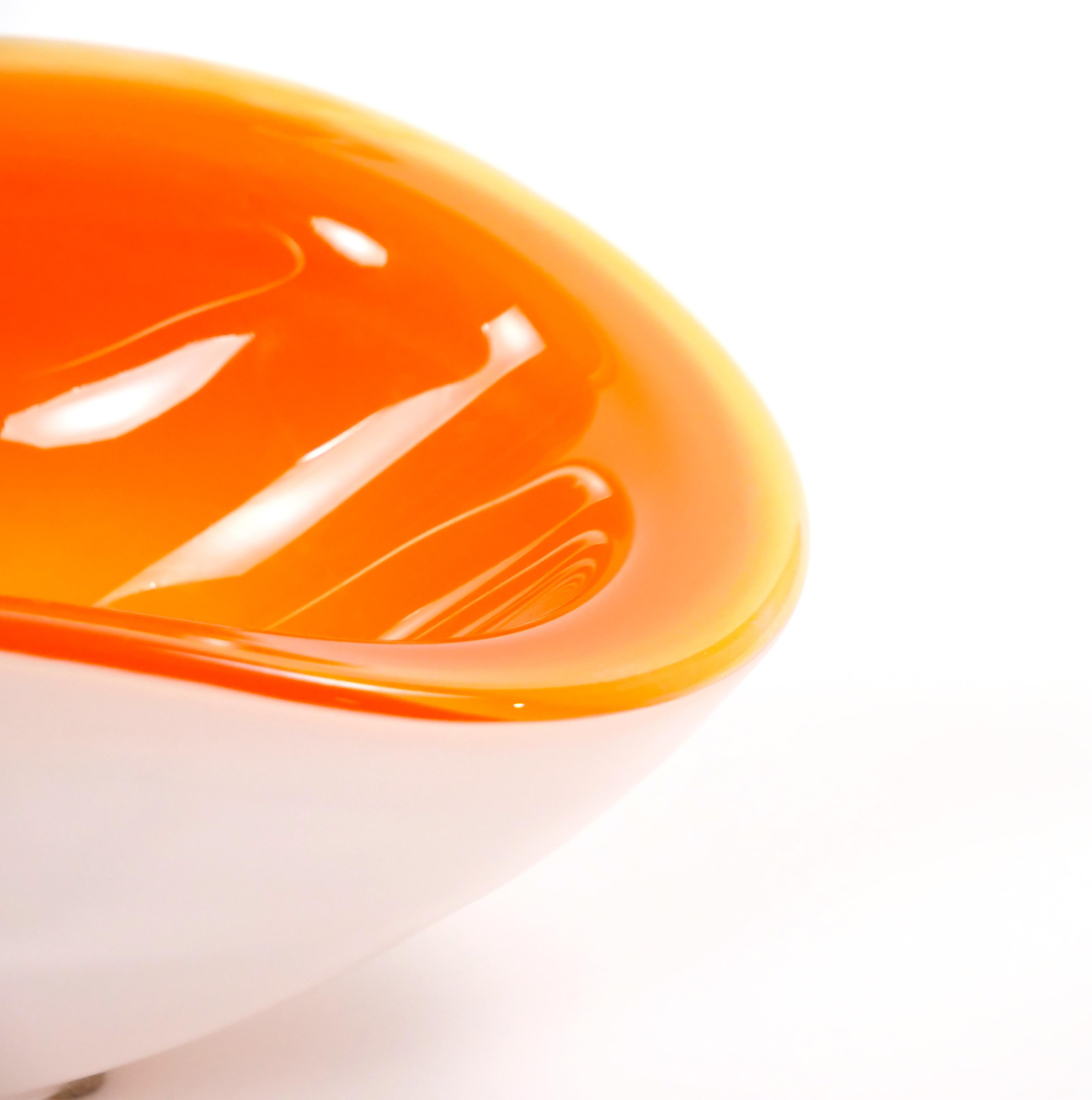 20ième siècle Bol décoratif / pièce en verre de Murano de forme géométrique datant du milieu du siècle passé et soufflé à la bouche en vente