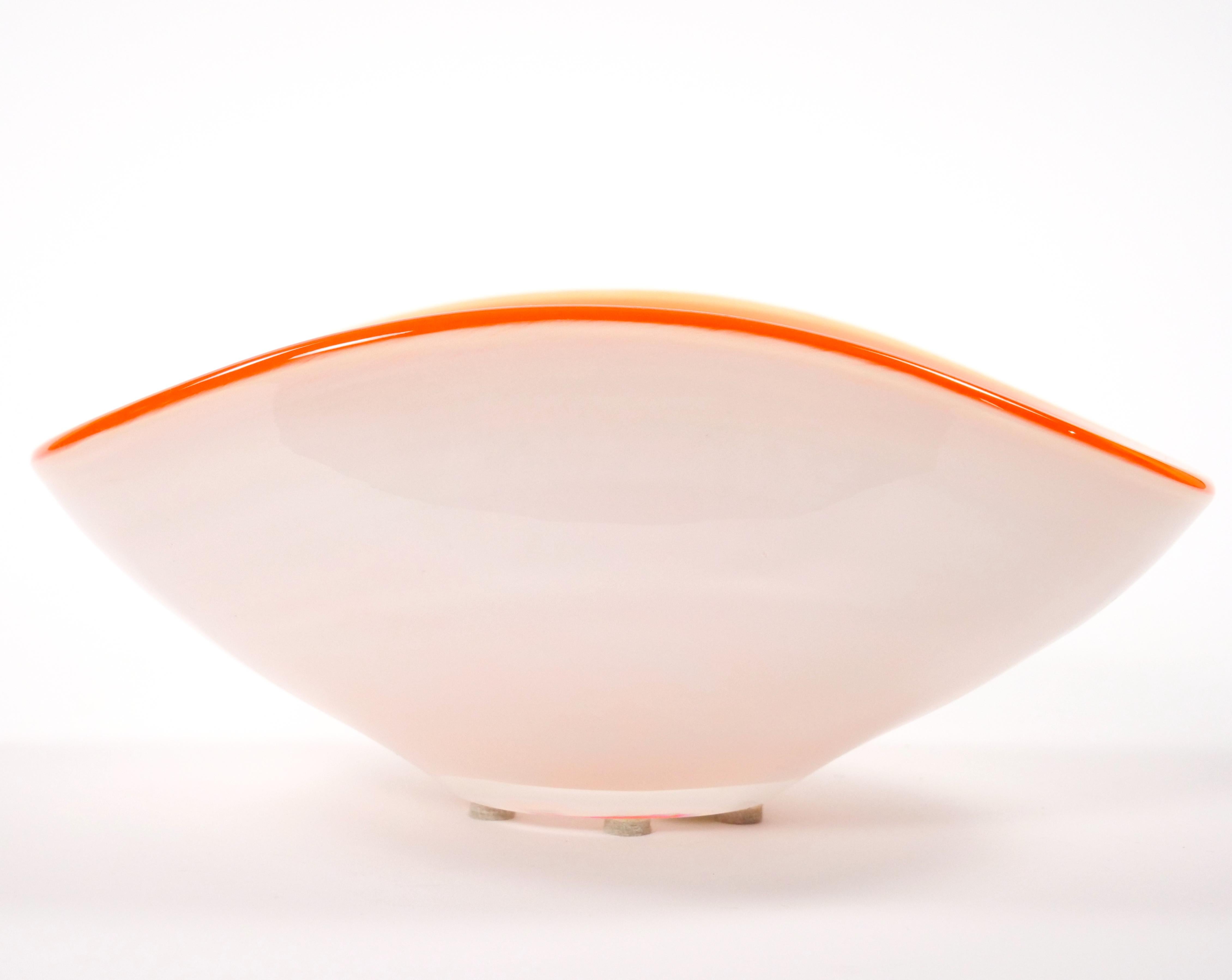 Verre de Murano Bol décoratif / pièce en verre de Murano de forme géométrique datant du milieu du siècle passé et soufflé à la bouche en vente