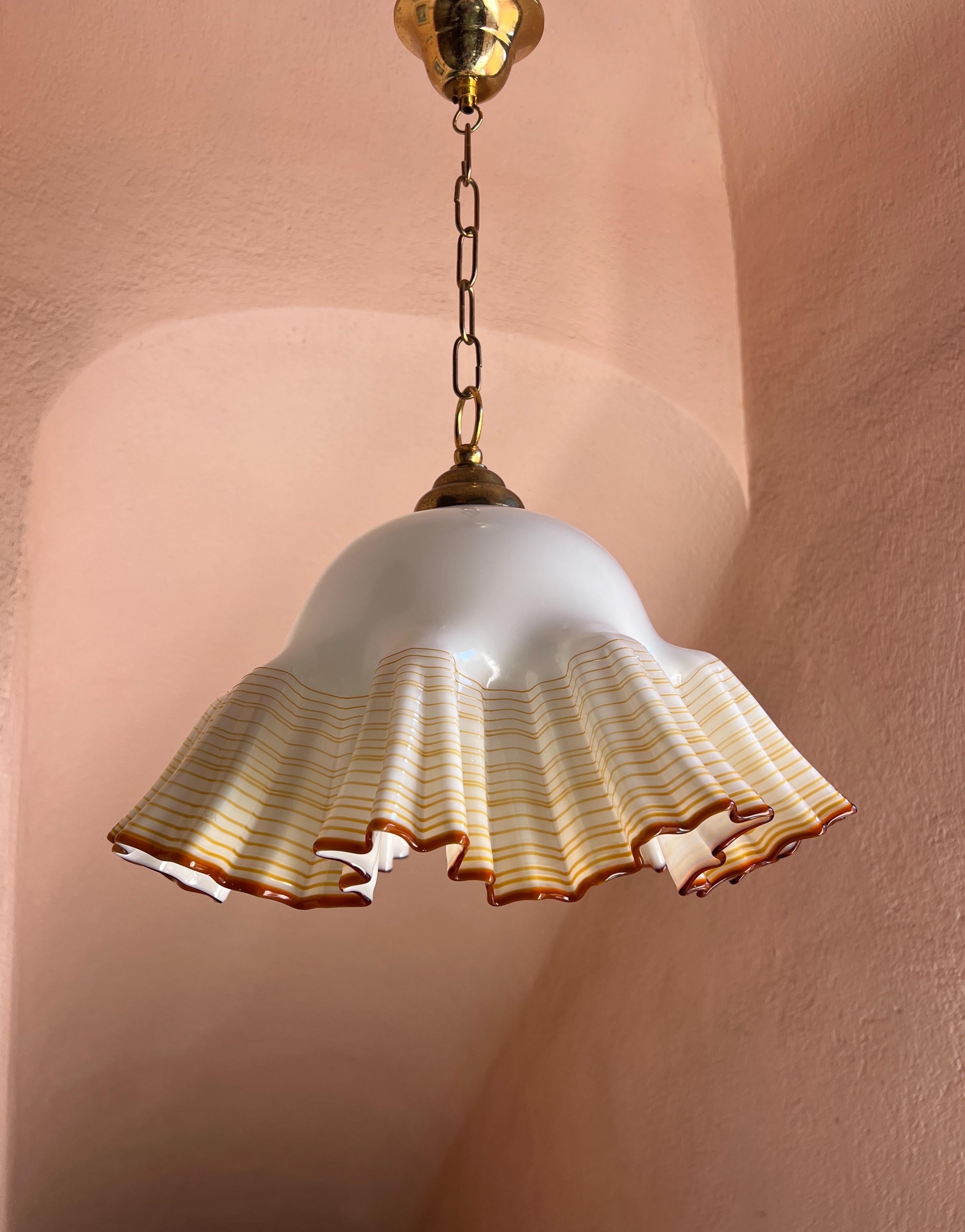 Ciondolo Artistry di Murano del metà del secolo scorso di De Majo 1970

Questo elegante pendente in vetro di Murano realizzato da De Majo negli anni '70 è un raffinato esempio di illuminazione italiana di metà secolo, scultorea e senza