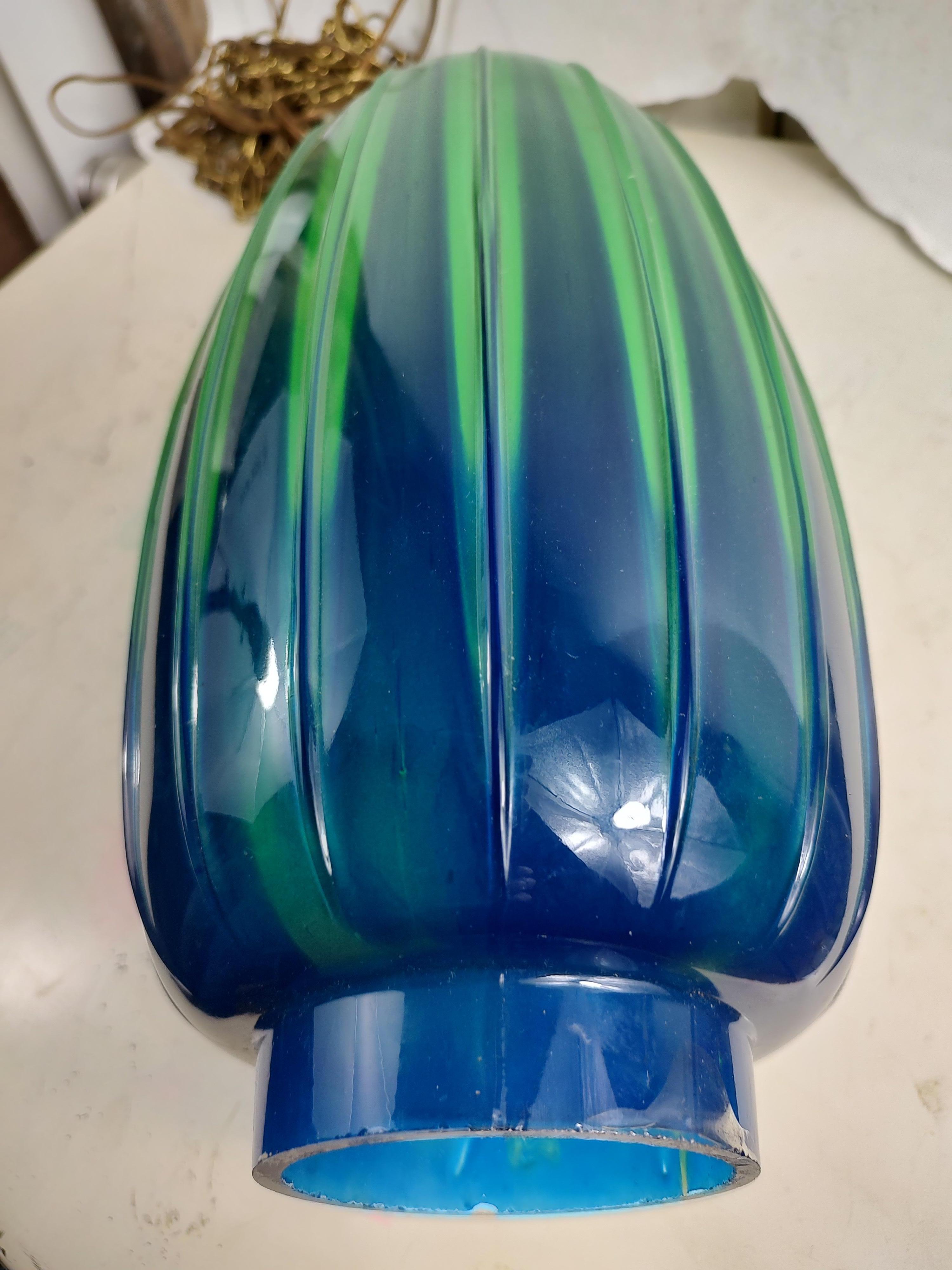 italien Pendentif Murano à côtes du milieu du siècle dernier Abat-jour vert à bleu en vente