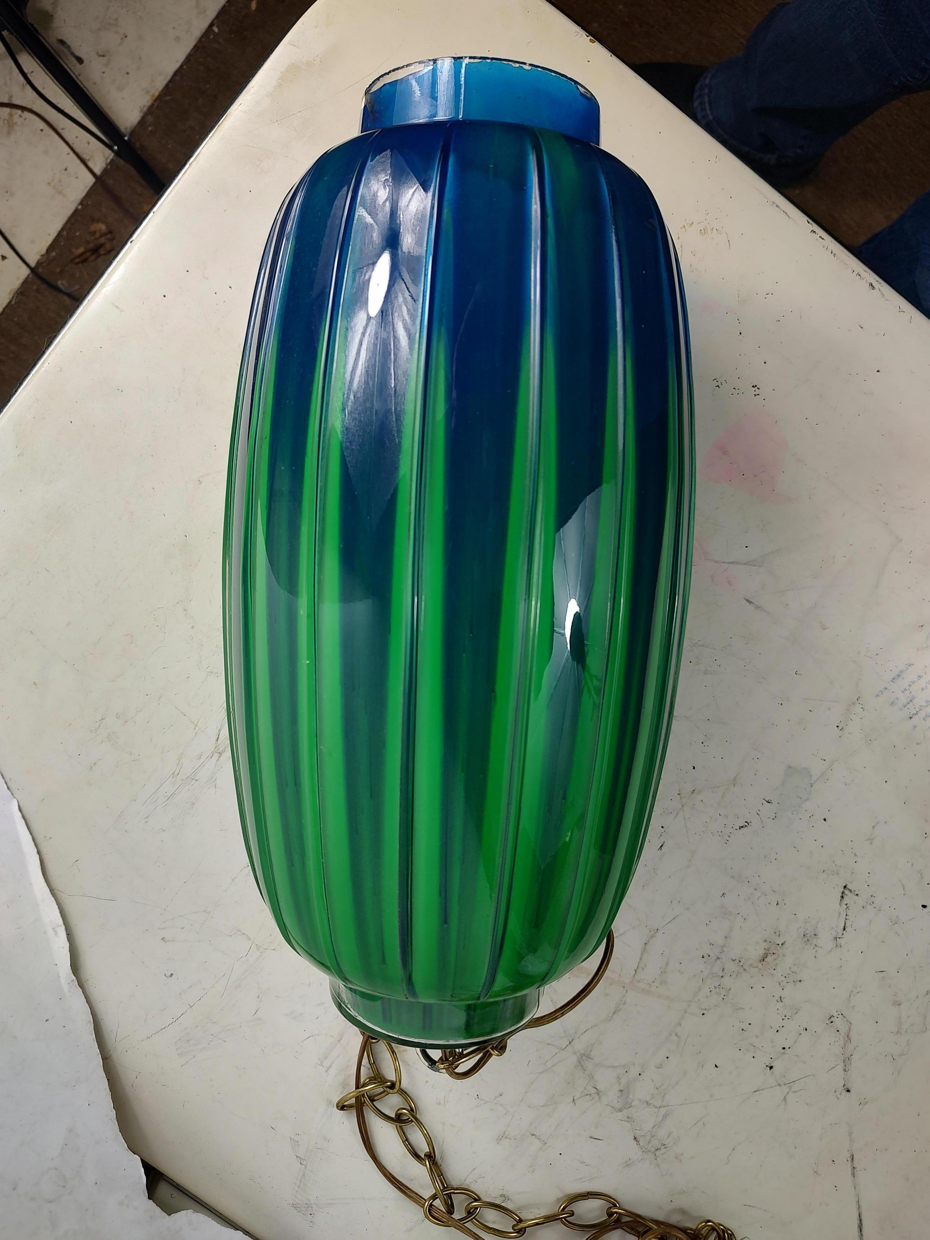 Fait main Pendentif Murano à côtes du milieu du siècle dernier Abat-jour vert à bleu en vente