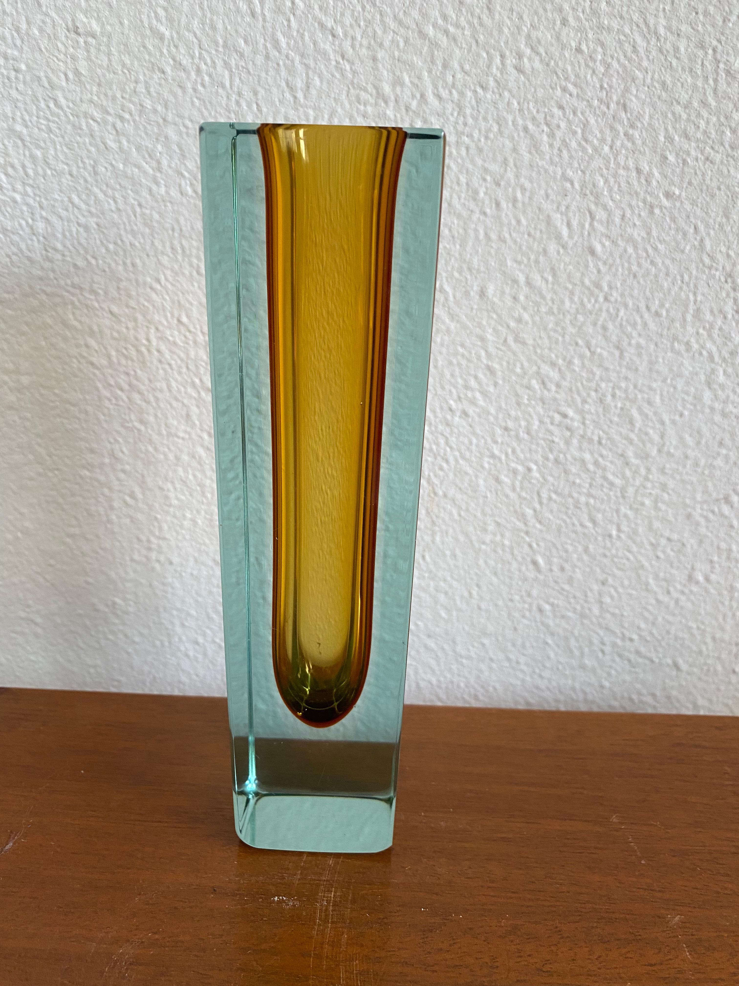 Magnifique vase en verre de Murano de couleur vert/bleu avec pêche, datant du milieu du siècle dernier. Réalisé selon la technique du verre Sommerso (immergé).
