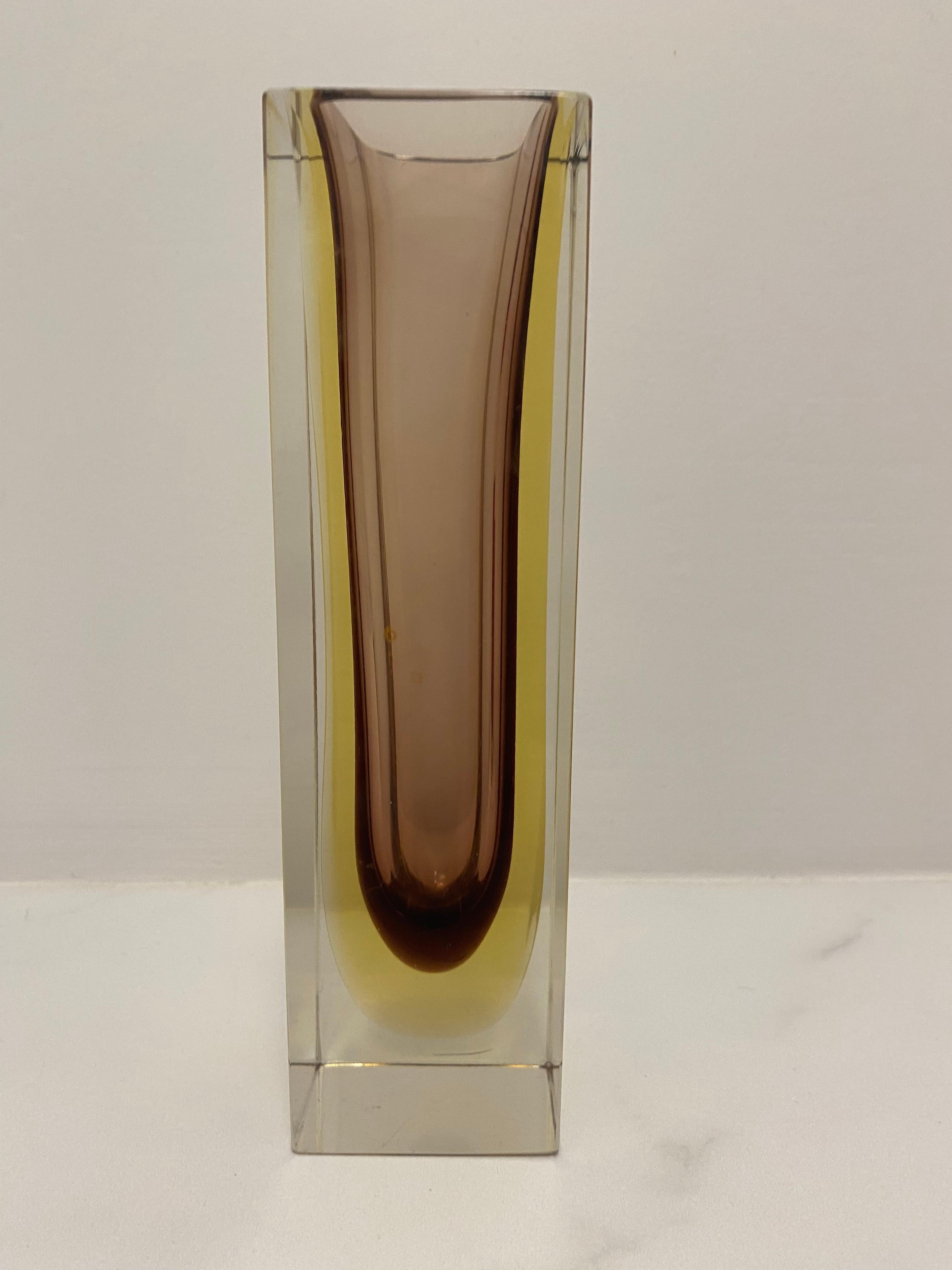 Bellissimo vaso in vetro sfaccettato viola e giallo di Murano della metà del secolo scorso. Realizzato con la tecnica del vetro Sommerso.