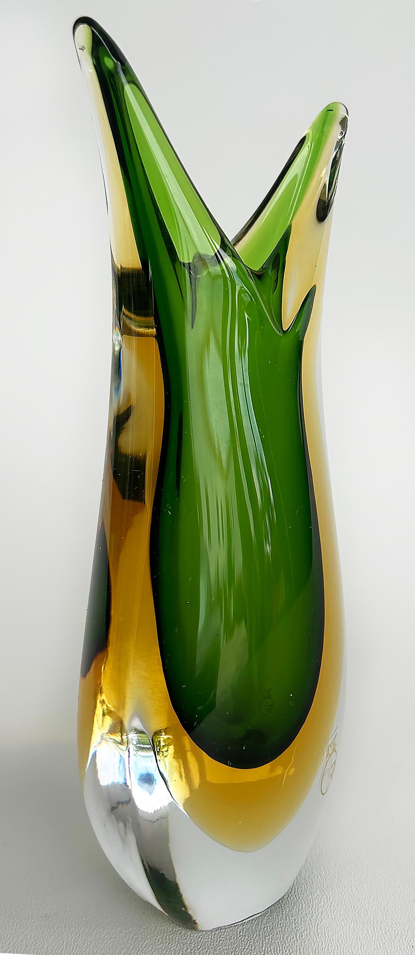 Vaso in vetro di Murano Sommerso di metà secolo con marchio del produttore

In vendita un vaso in vetro Murano Glass Sommerso di metà secolo, in vetro trasparente, giallo e verde.  Questo bel vaso conserva l'etichetta originale del produttore.