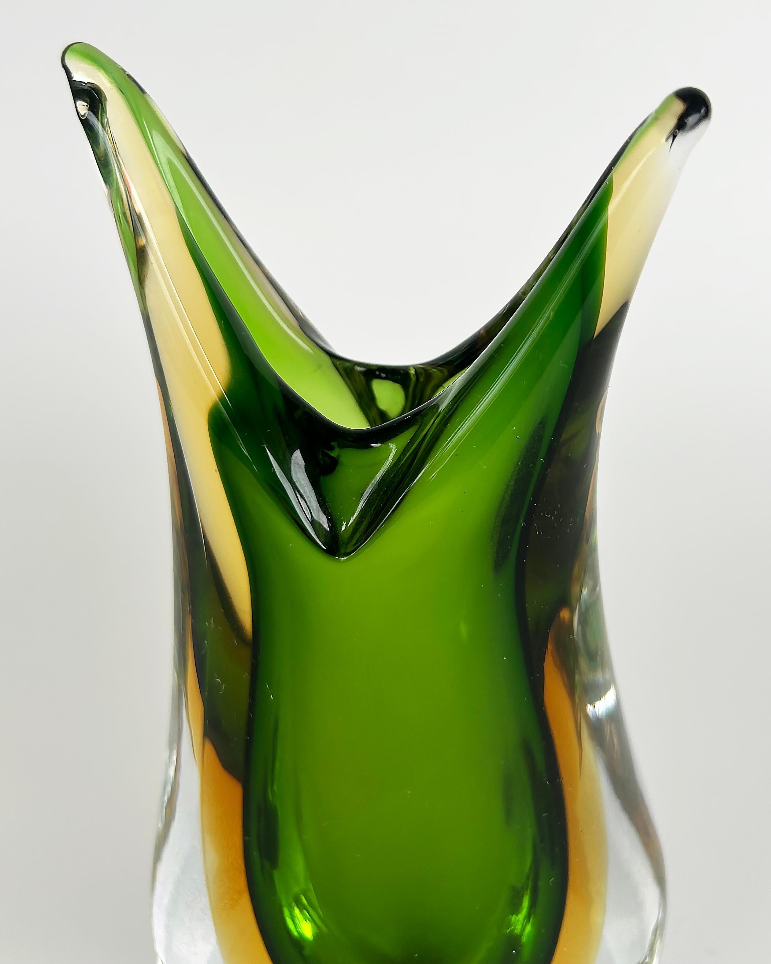 Mid-Century moderno Vaso in vetro di Murano Sommerso di metà secolo con marchio del produttore in vendita