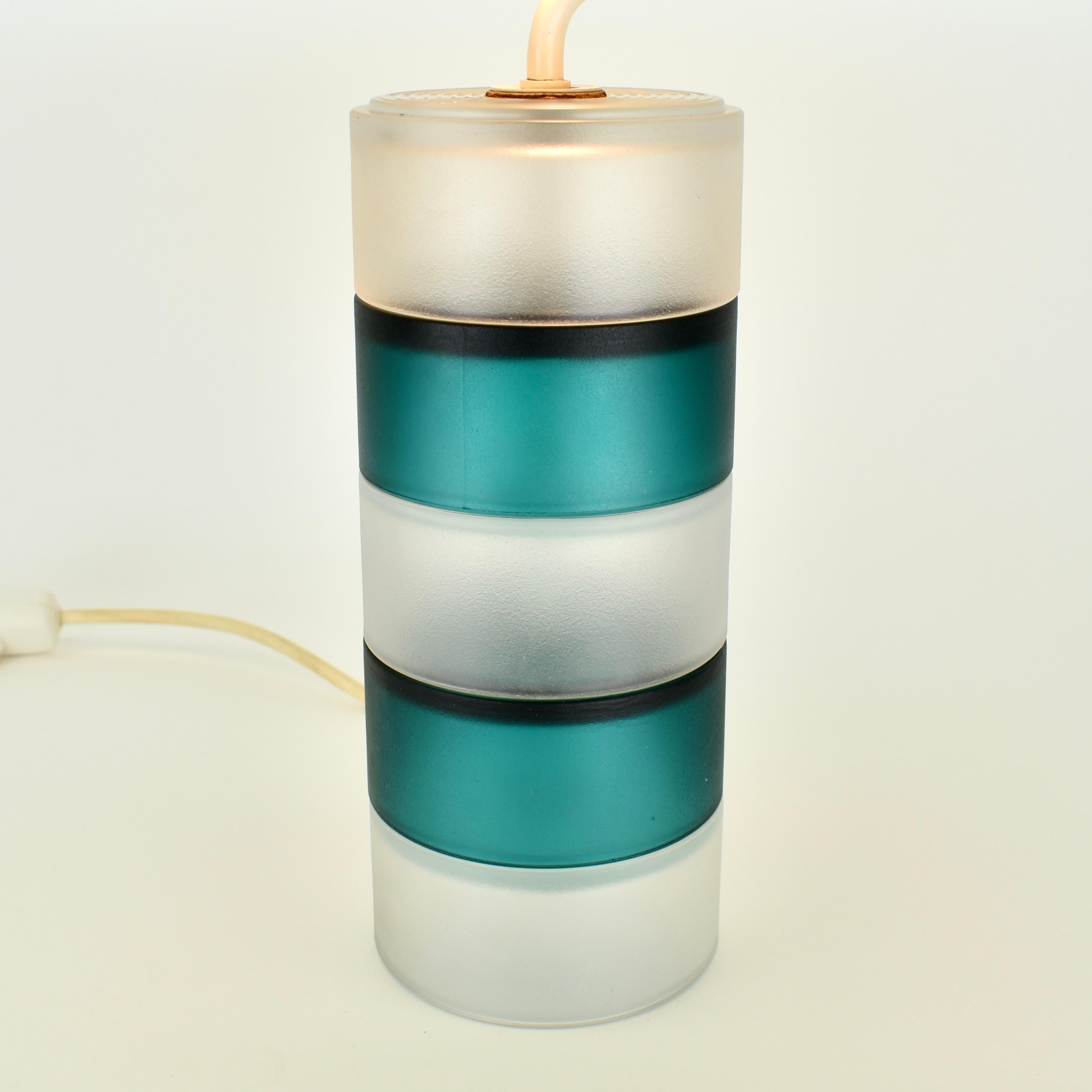 Superbe et rare lampe de table en verre moderne du milieu du siècle. Cette lampe est composée de pièces de verre empilées en verre sarcelle et en verre dépoli transparent. Il pourrait s'agir d'une lampe en verre de Murano, mais le Design/One a