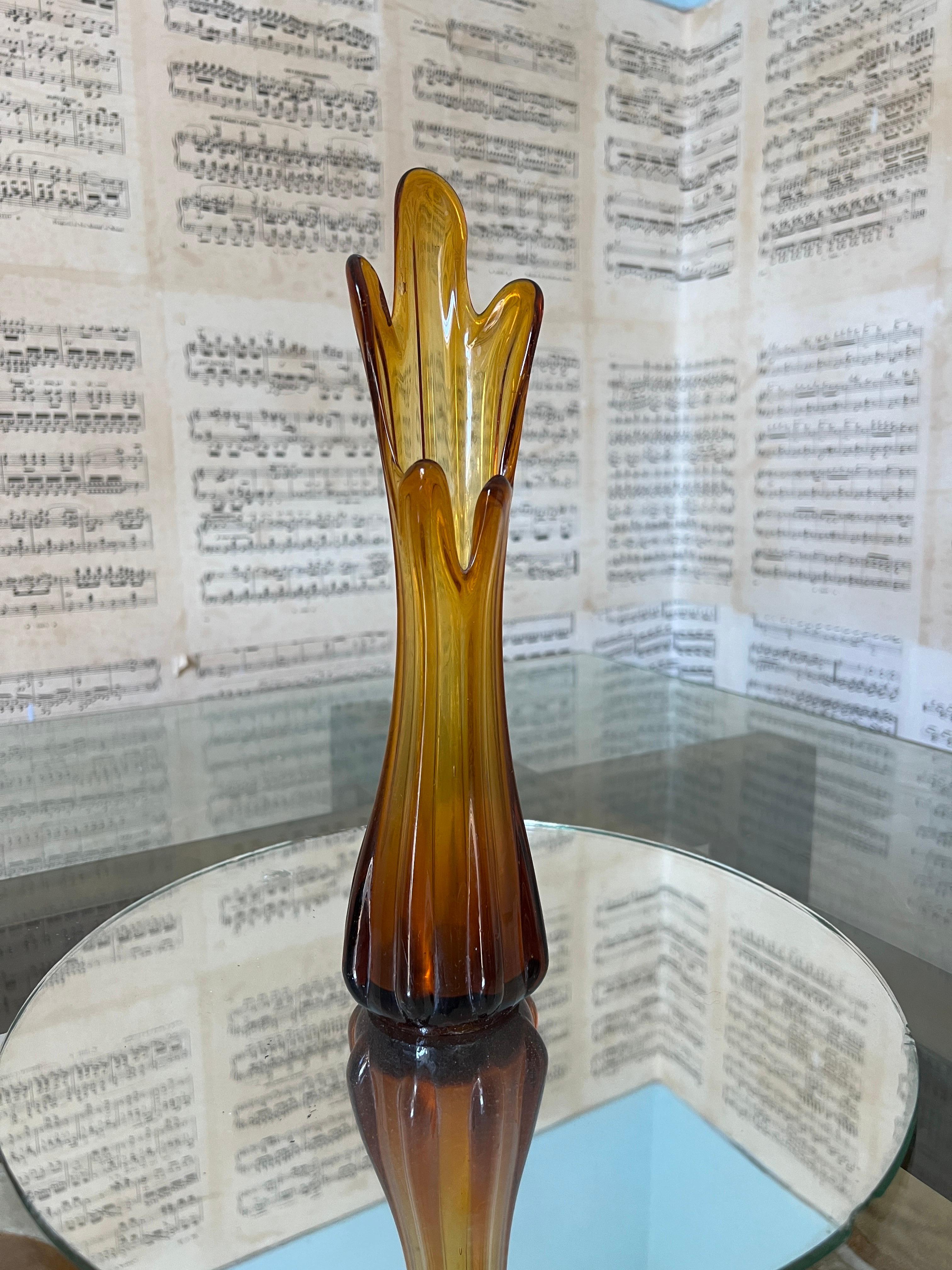 Vase Murano moderne du milieu du siècle, en verre de couleur ambre. Il est tout aussi éblouissant avec ou sans fleurs. Parfait pour une table de chevet, une salle de bain ou une entrée.