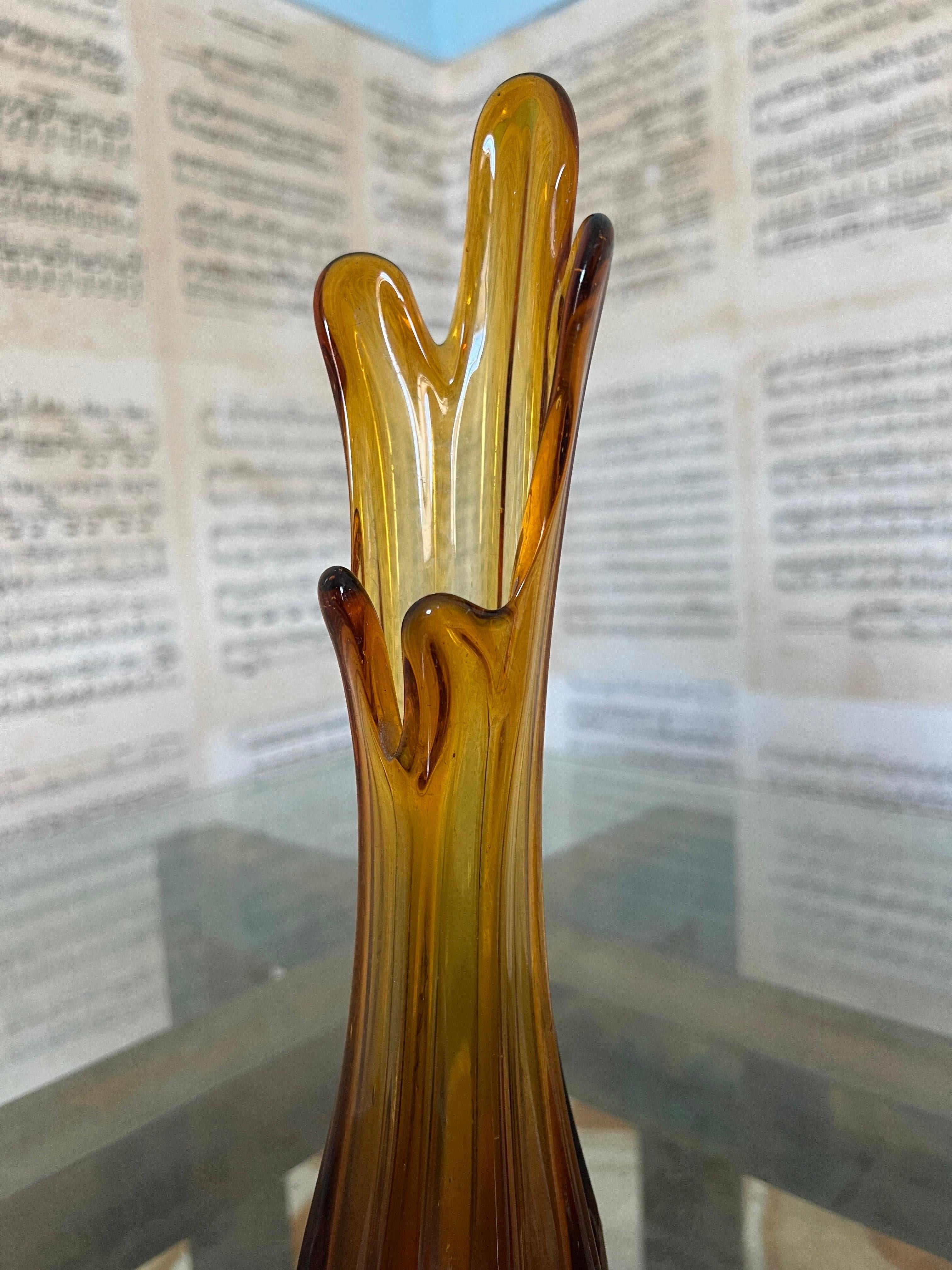Verre de Murano Vase de Murano moderne du milieu du siècle dernier en verre de couleur ambre en vente