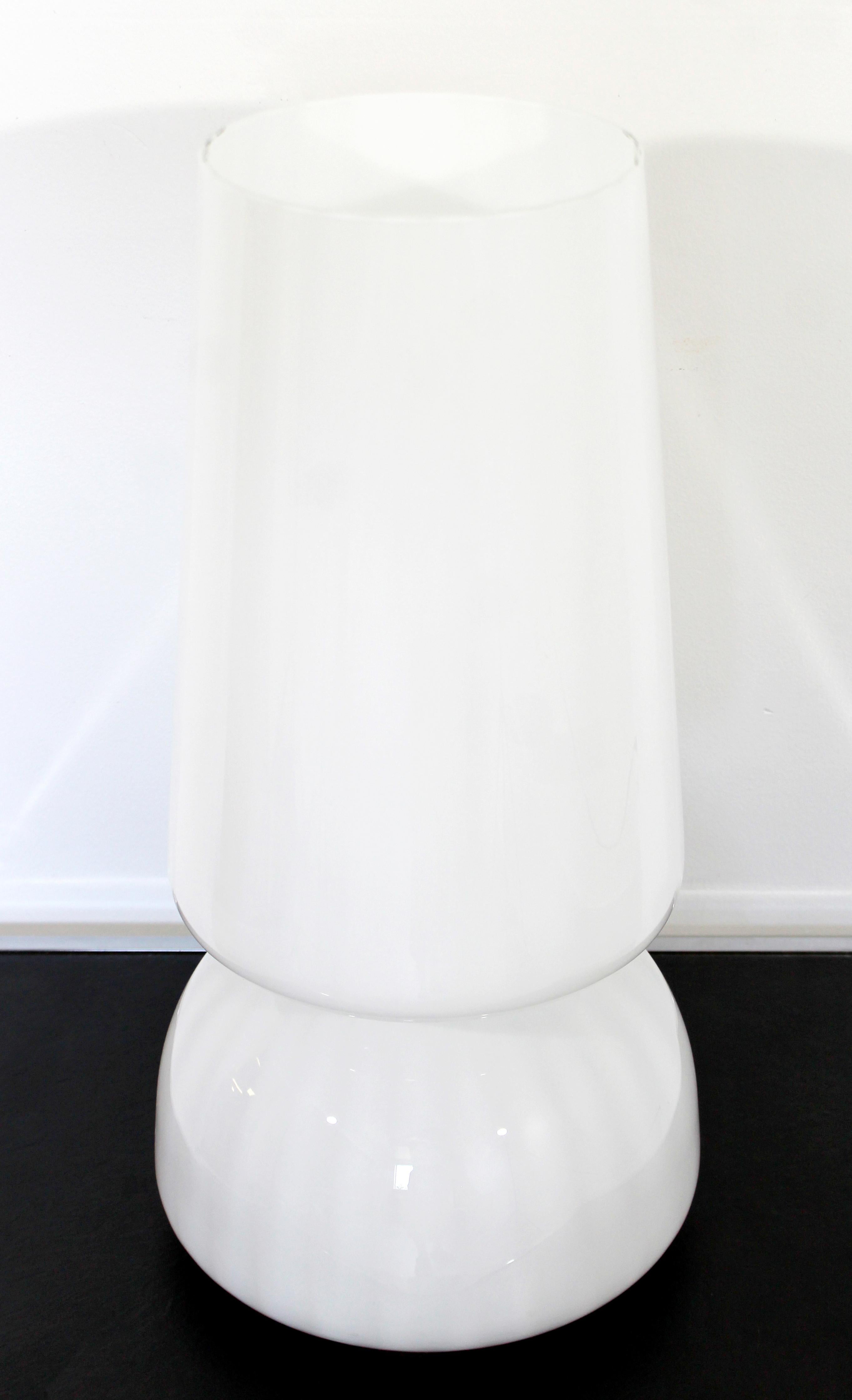 For your consideration is a stunning table lamp, made of a single sheet of molded Murano glass, made in Italy, for Veluce, circa 1970s. In excellent condition. The dimensions are 8