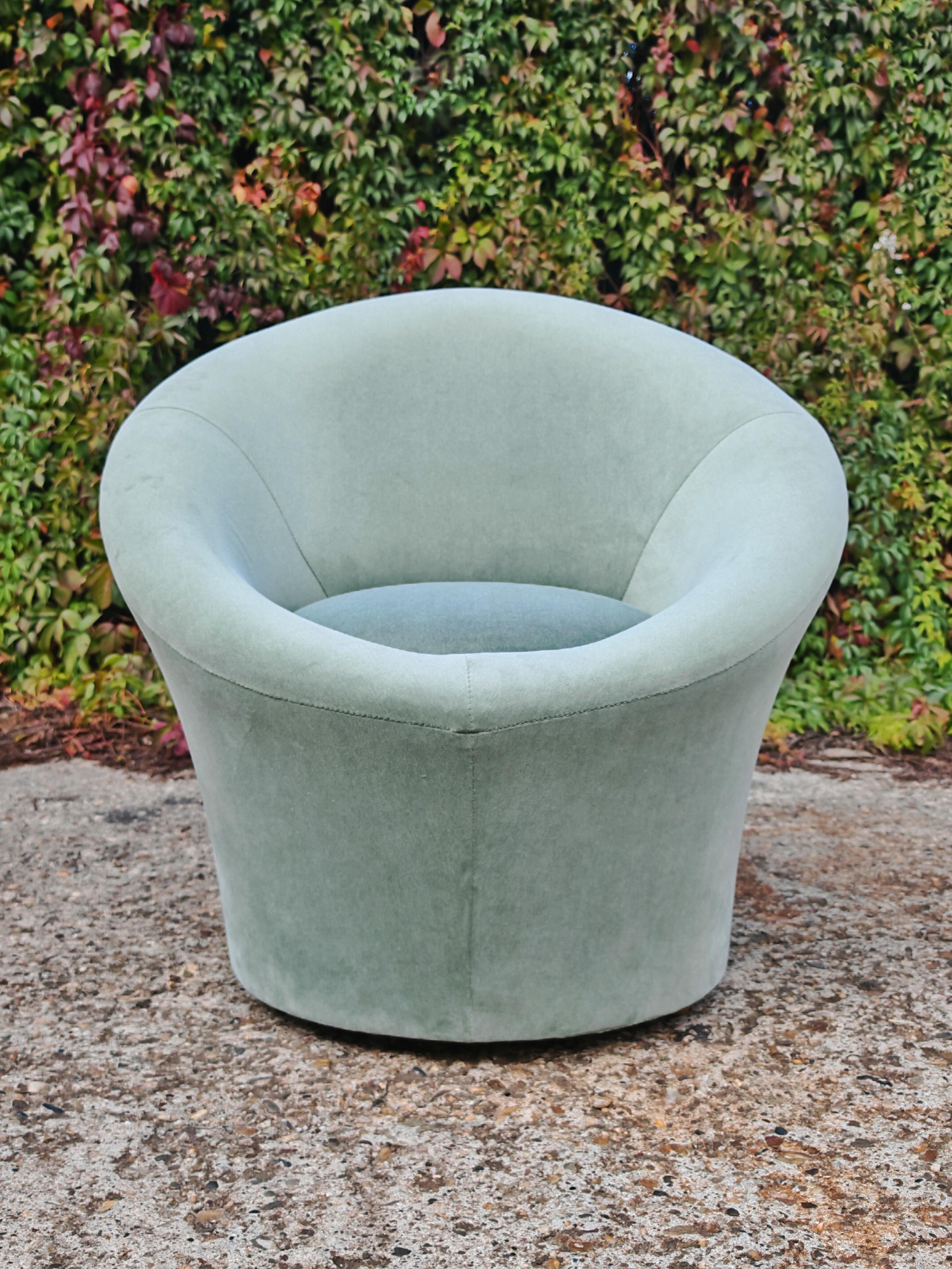 Vous trouverez dans cette annonce un magnifique fauteuil club moderne du milieu du siècle, conçu dans le style de la chaise champignon de Pierre Paulin. La chaise présente une forme conique et une assise ronde, revêtue d'une peluche vert menthe pâle