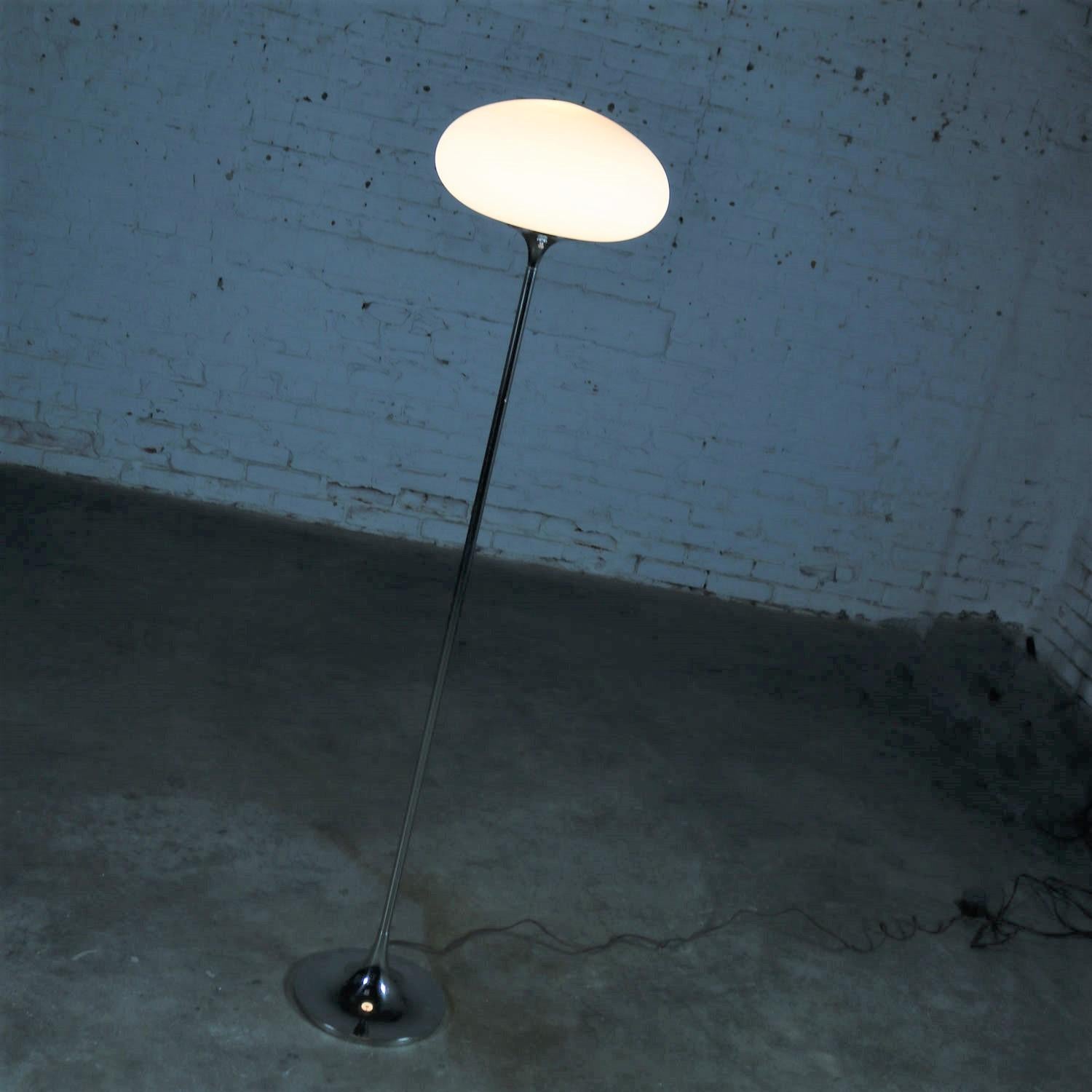 Mid-Century Modern Mushroom Floor Lamp in Chrome by the Laurel Lamp Company 4