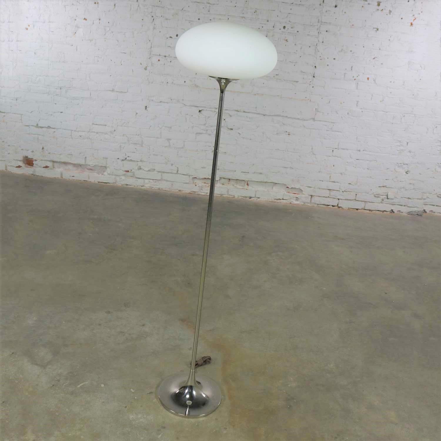 Mid-Century Modern Mushroom Floor Lamp in Chrome by the Laurel Lamp Company In Good Condition In Topeka, KS