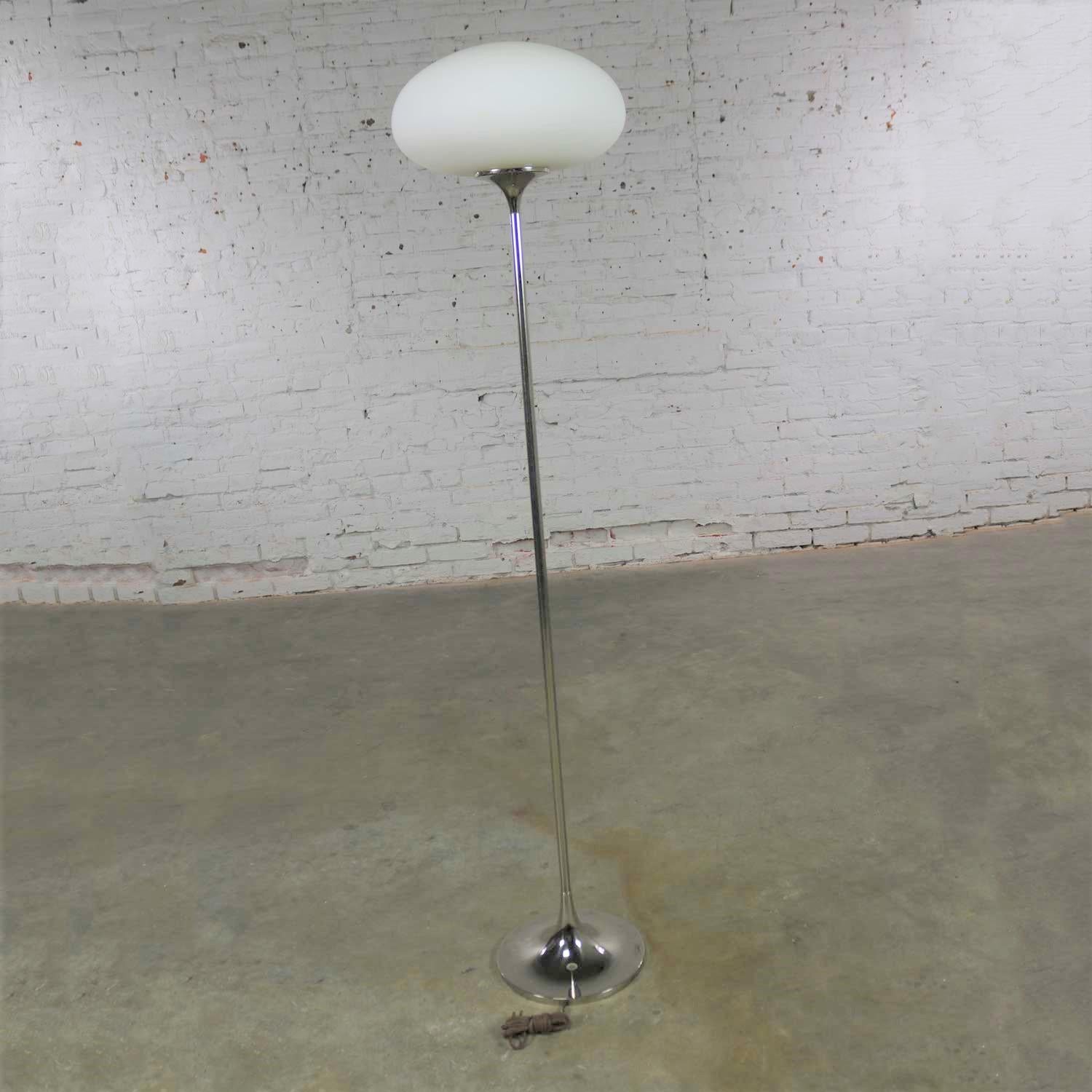 Mid-Century Modern Mushroom Floor Lamp in Chrome by the Laurel Lamp Company 1