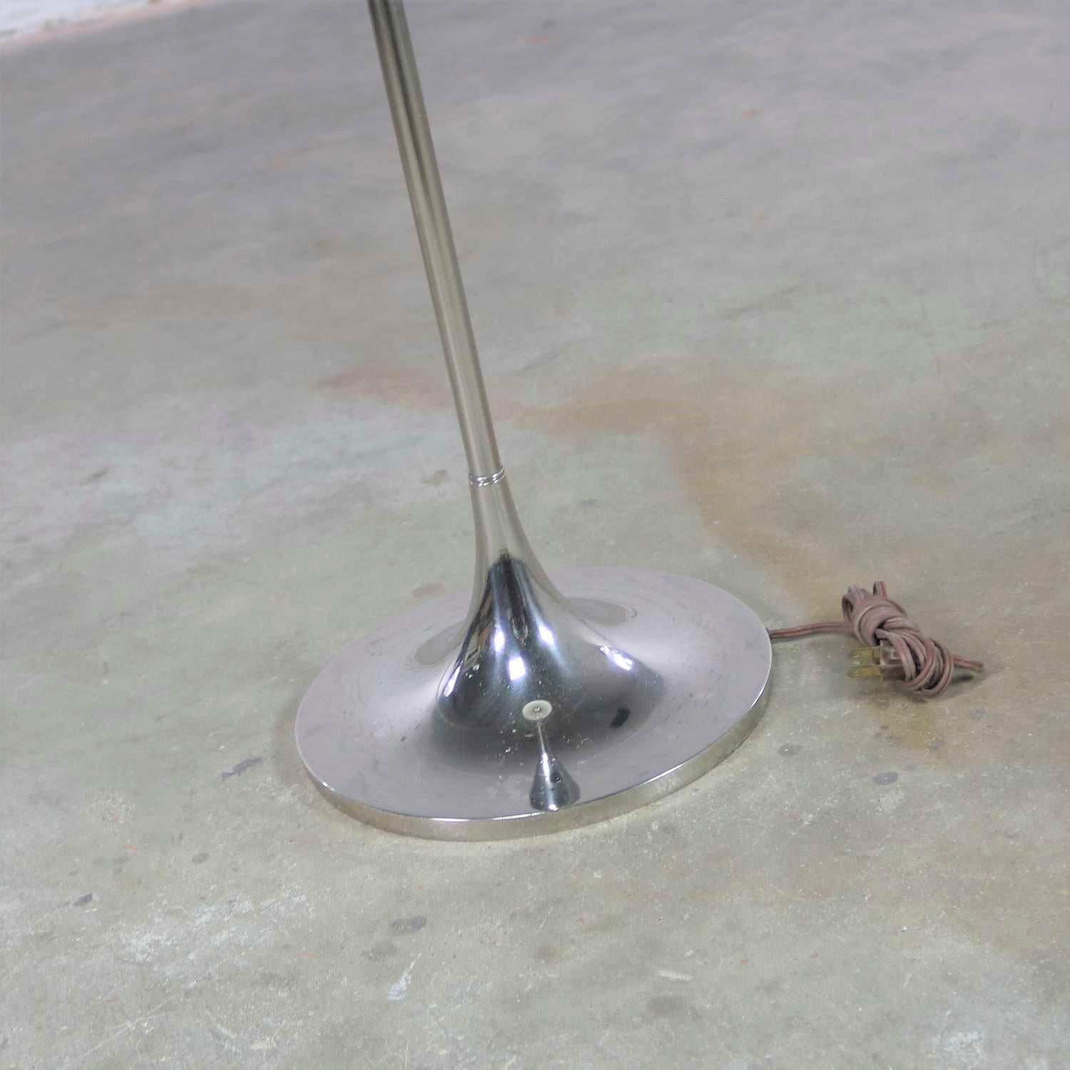 Mid-Century Modern Mushroom Floor Lamp in Chrome by the Laurel Lamp Company 3