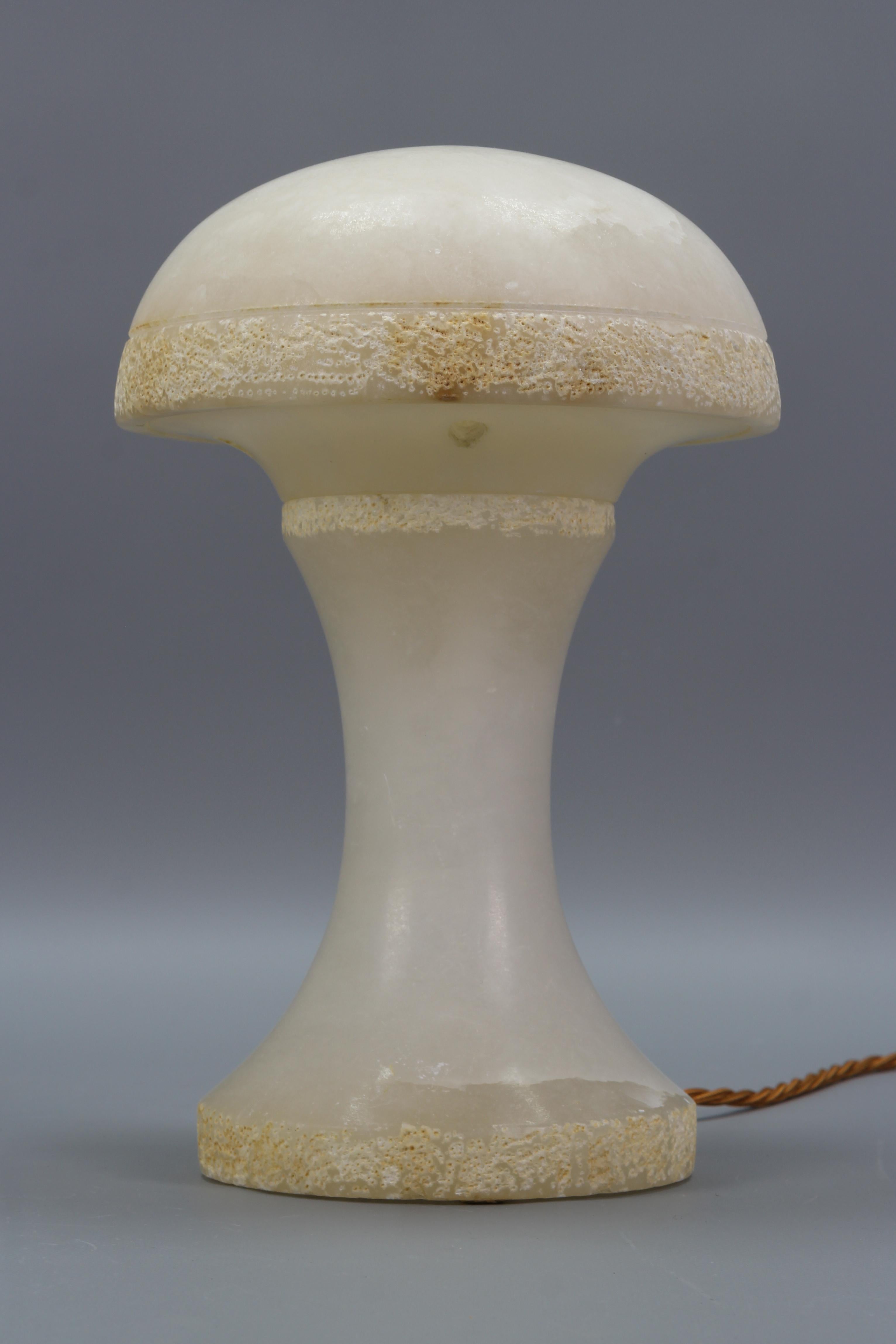 Mid-Century Modern Lampe de bureau en forme de champignon en albâtre, Italie, années 1950 en vente