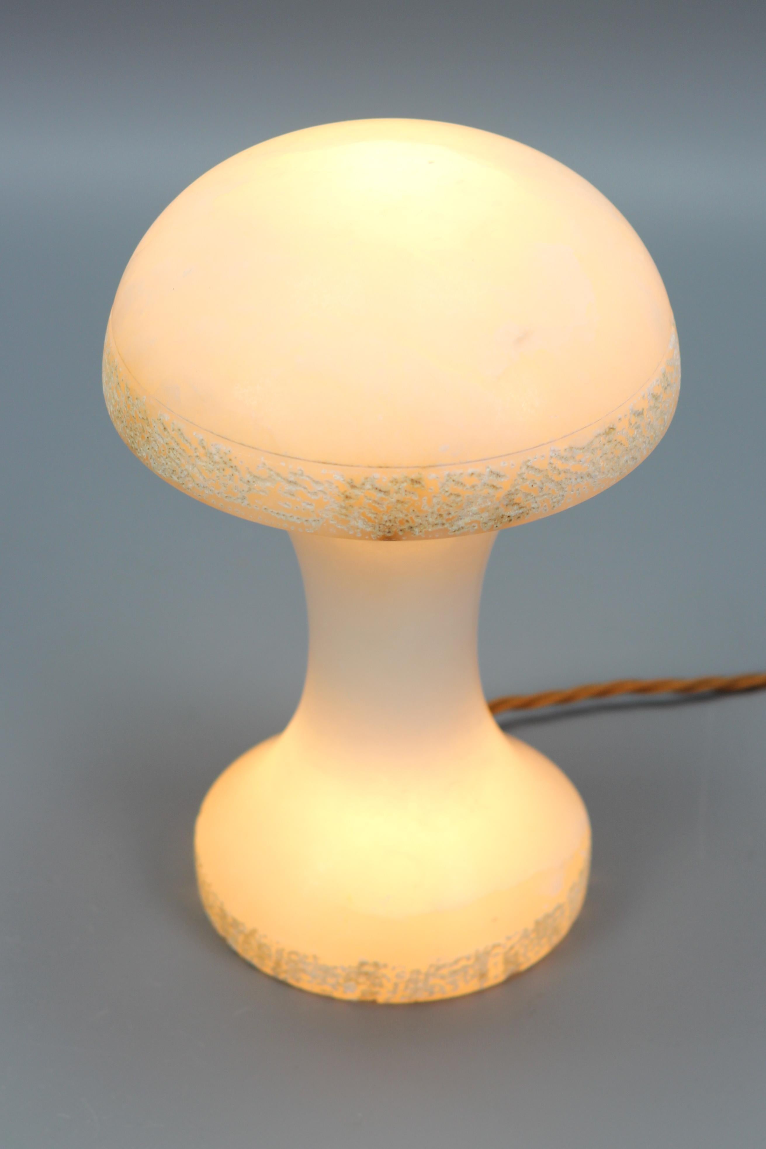Mid-Century Modern Mushroom Shaped Alabaster Table Lamp, Italy, 1950s For Sale 2