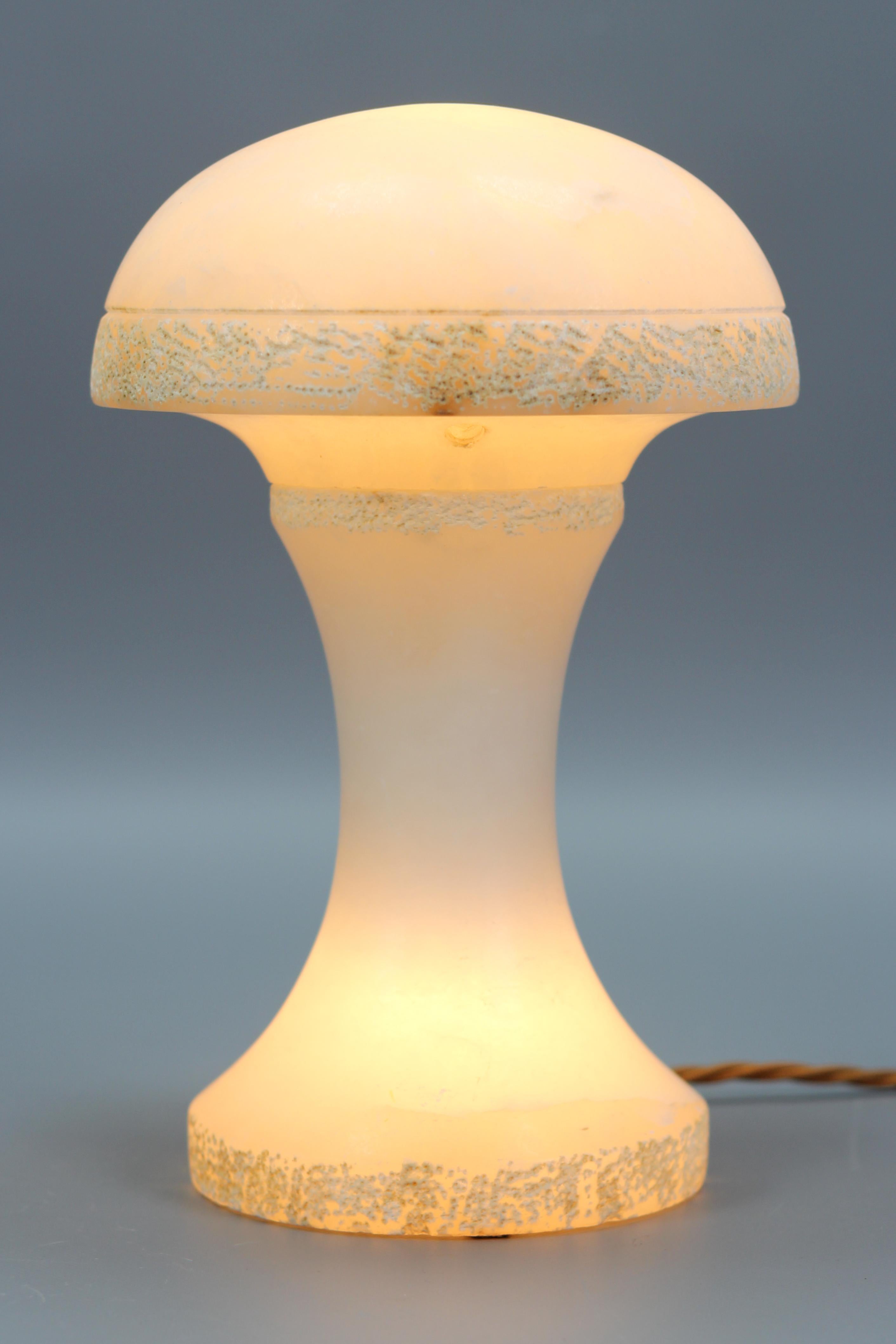 Mid-Century Modern Mushroom Shaped Alabaster Table Lamp, Italy, 1950s For Sale 3