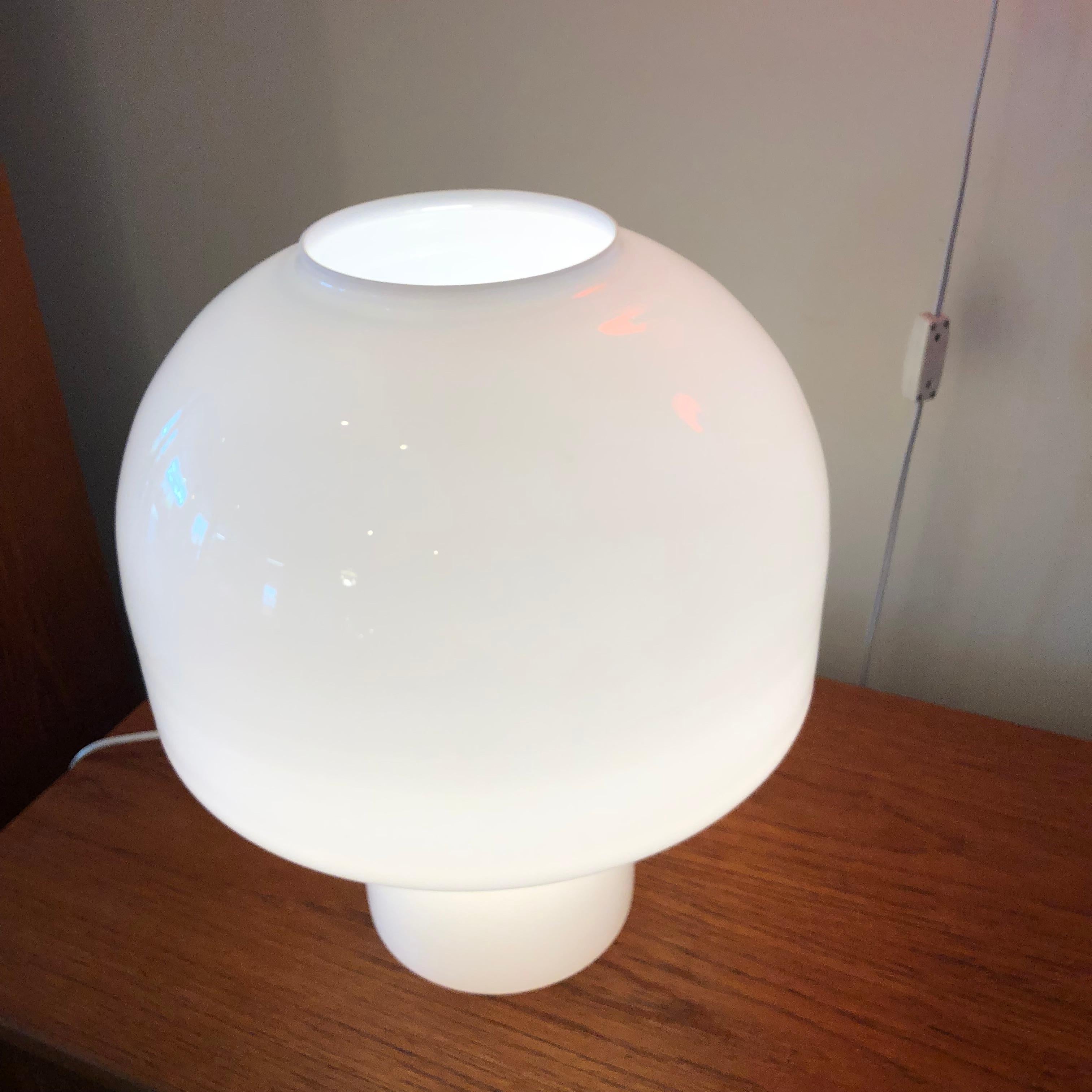Mid-Century Modern Mushroom Shaped Milk White All Glass Table Lamp, 1960s In Excellent Condition In Minneapolis, MN