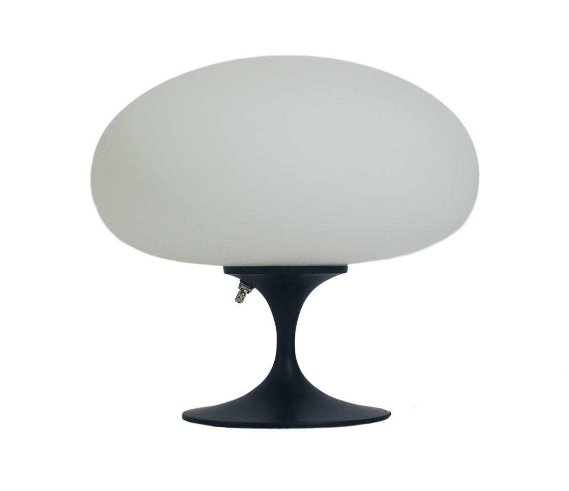 Une magnifique lampe de table en forme de tulipe de la compagnie Laurel Lamp. Il est doté d'une base en aluminium revêtue de poivre noir et d'un abat-jour en verre blanc dépoli soufflé à la bouche. Il accepte une ampoule standard jusqu'à 100 watts.