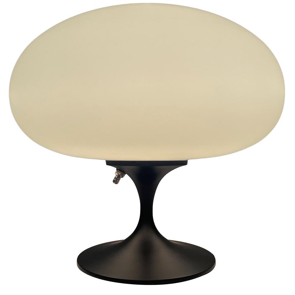 Mid-Century Modern Lampe de bureau champignon moderne mi-siècle moderne par Designline en noir et verre blanc en vente