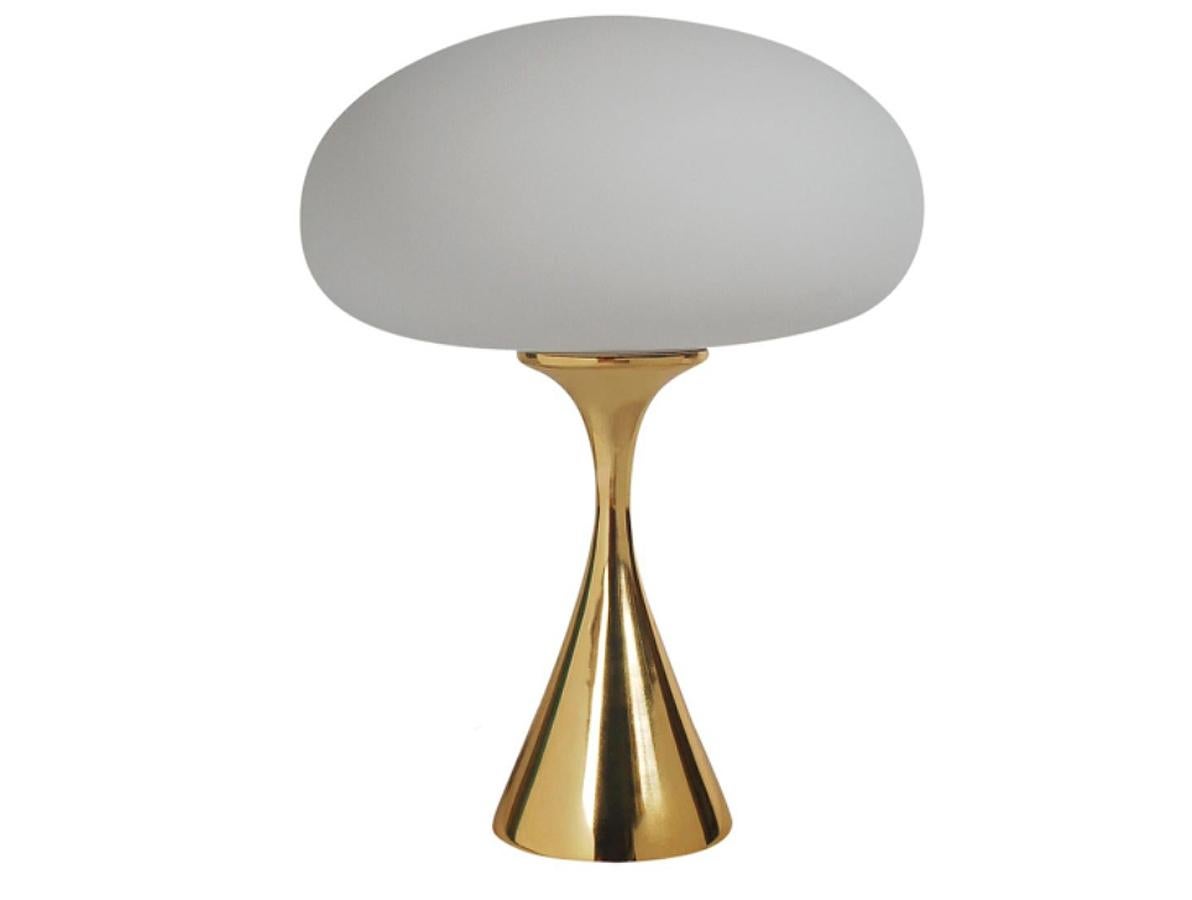 Une belle lampe de table en forme de champignon conique d'après Laurel Lamp Company. La lampe comporte une base en aluminium moulé plaqué laiton et un abat-jour en verre dépoli soufflé à la bouche.