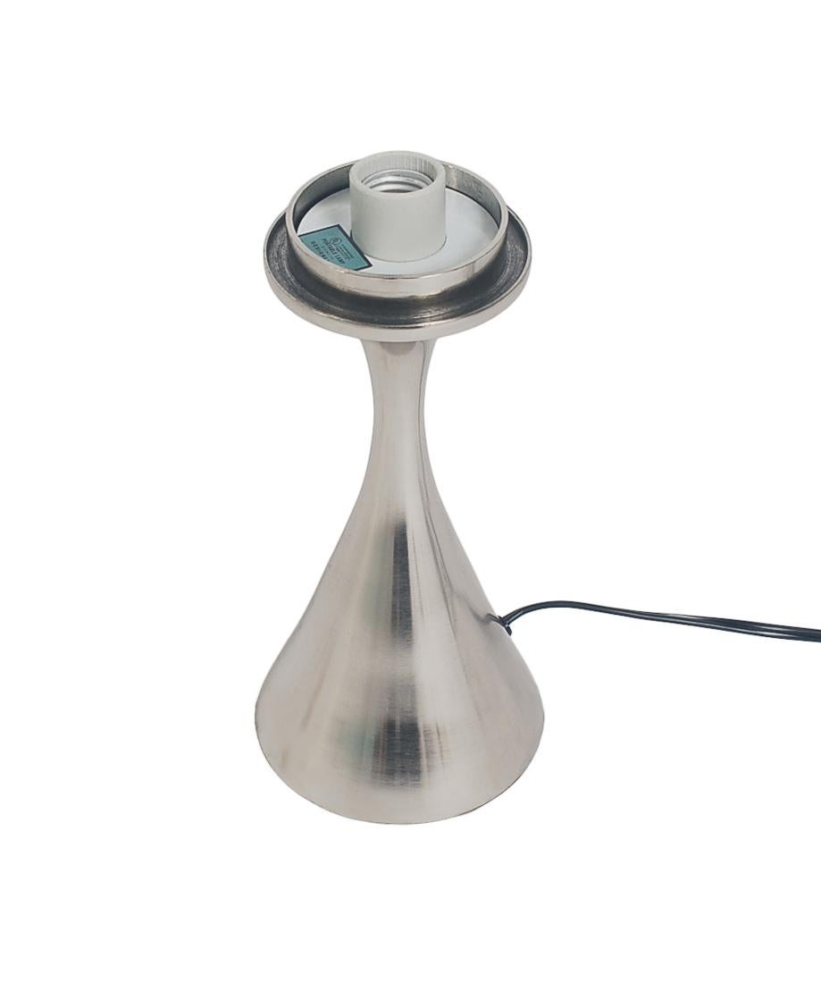 Moderne Pilz-Tischlampe von Designline aus der Mitte des Jahrhunderts mit Chrom- und Weißschirm (21. Jahrhundert und zeitgenössisch) im Angebot