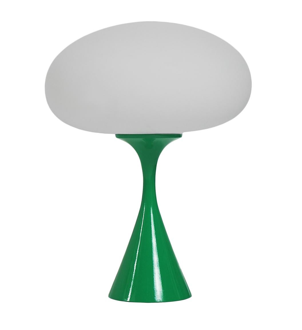 Mid-Century Modern Lampe de table champignon moderne mi-siècle moderne par Designline en verre vert et blanc en vente