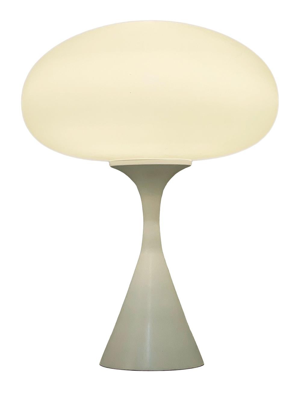 Indien Lampe de table champignon moderne mi-siècle moderne par Designline en blanc en vente