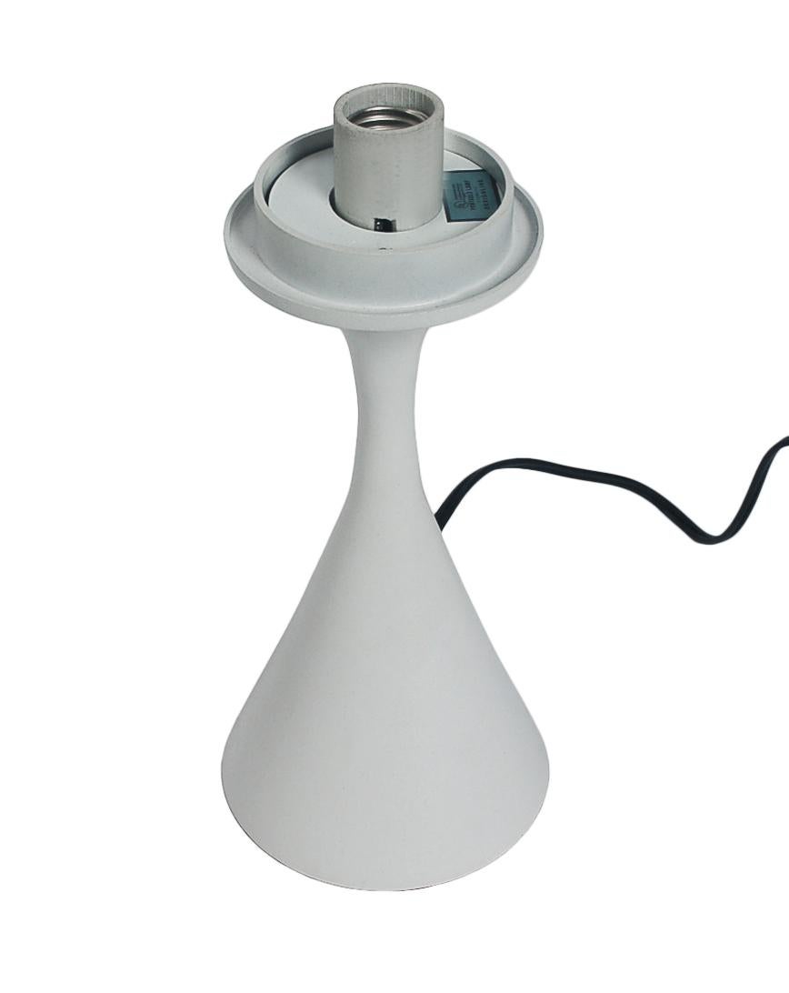 XXIe siècle et contemporain Lampe de table champignon moderne mi-siècle moderne par Designline en blanc en vente