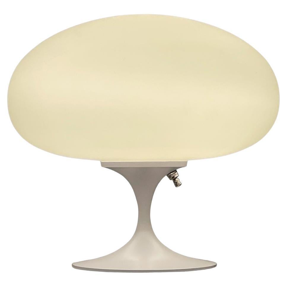 Mid-Century Modern Pilz-Tischlampe von Designline in Weiß auf weißem Glas