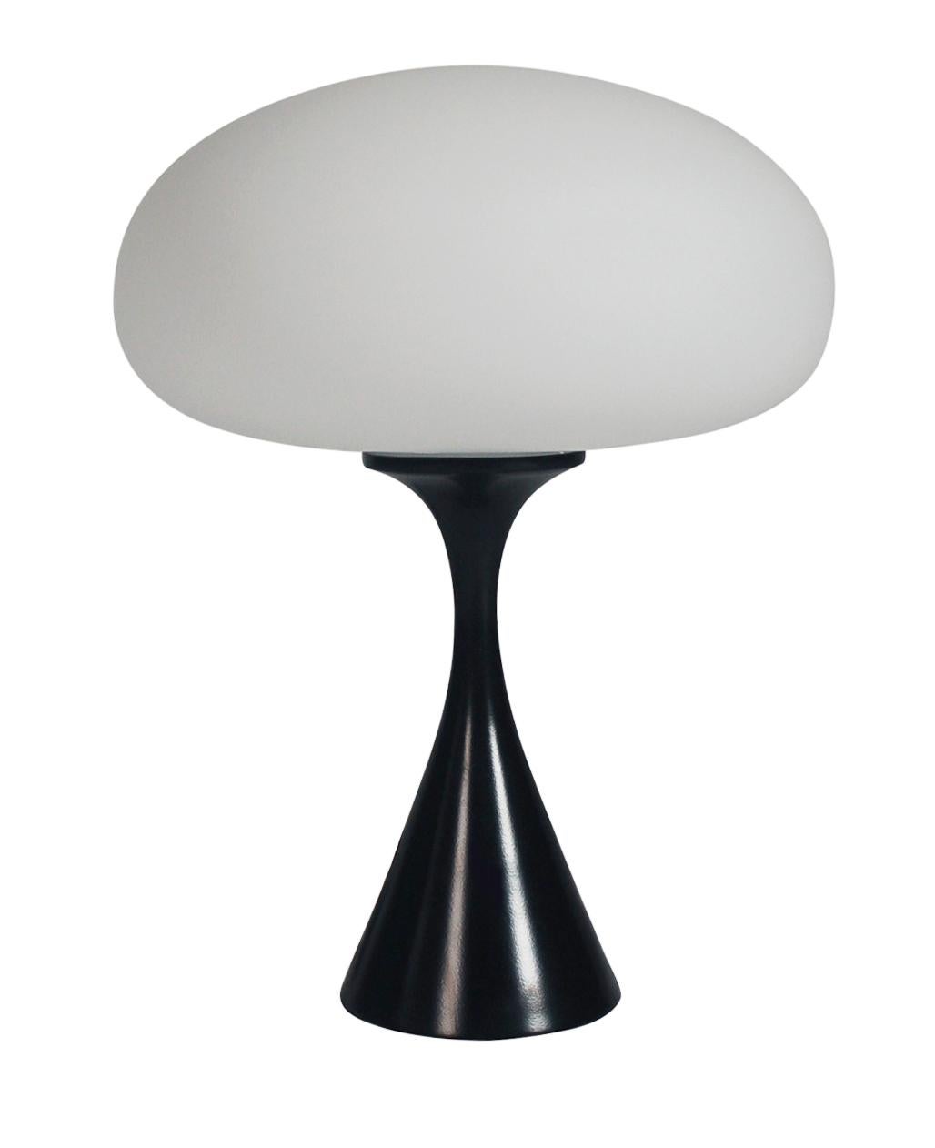 Moderne Pilz-Tischlampe von Designline aus der Mitte des Jahrhunderts in Schwarz und Weiß (Moderne der Mitte des Jahrhunderts) im Angebot