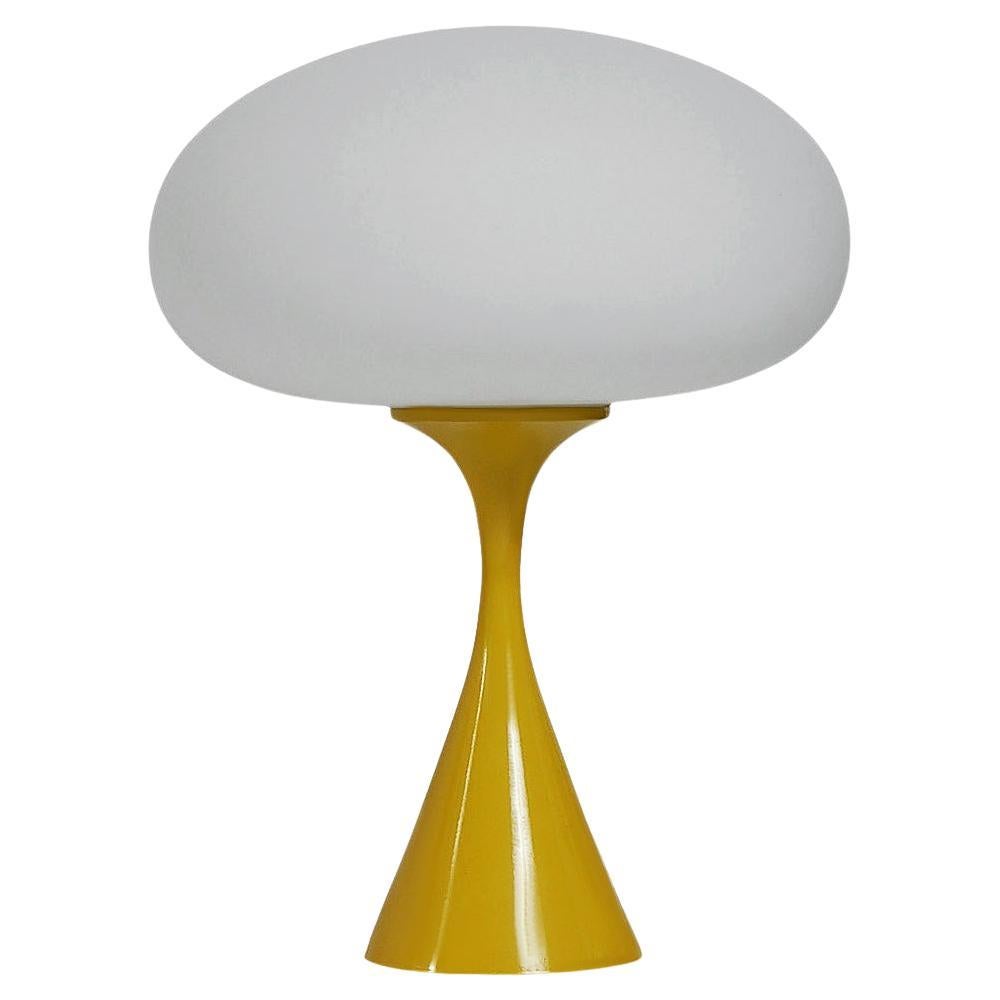 Lampe de table champignon moderne du milieu du siècle dernier par Designline en jaune et blanc