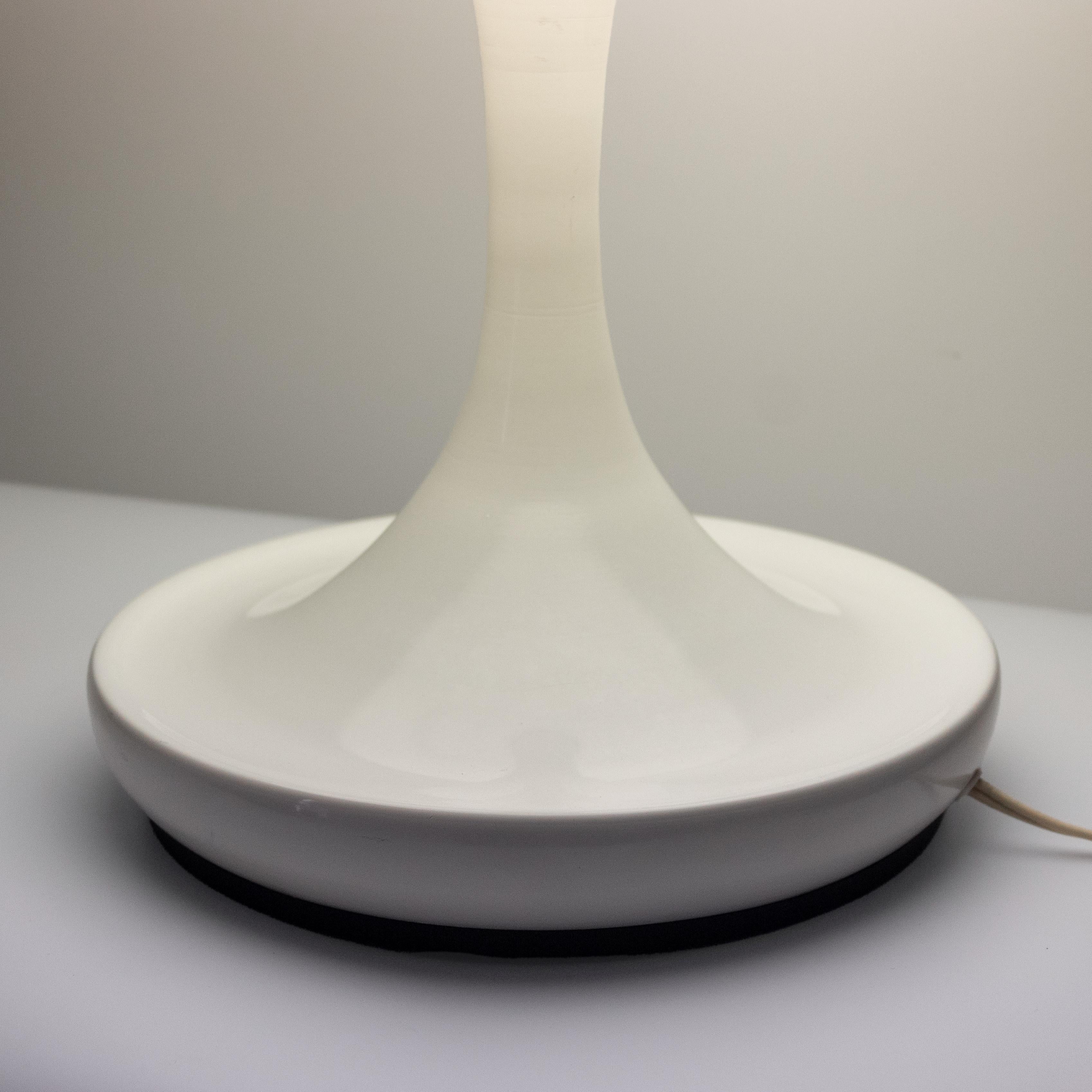 Lámpara de mesa seta moderna de mediados de siglo, al estilo de Louis Poulsen en venta 3