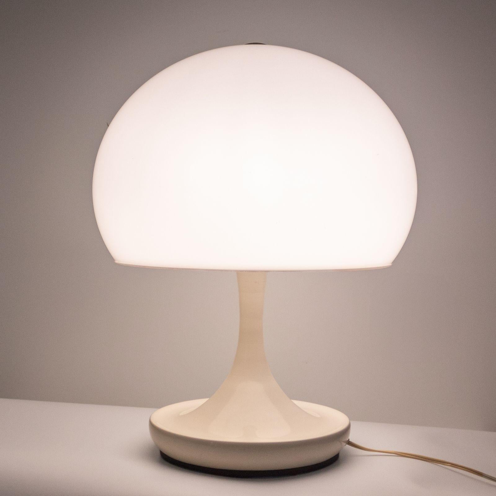 Lámpara de sobremesa seta moderna de mediados de siglo, estilo Louis Poulsen, Italia Años 70

Fabricada en Italia en la década de 1970, esta lámpara de escritorio es un elegante ejemplo de la fascinación de la época por las formas orgánicas y el
