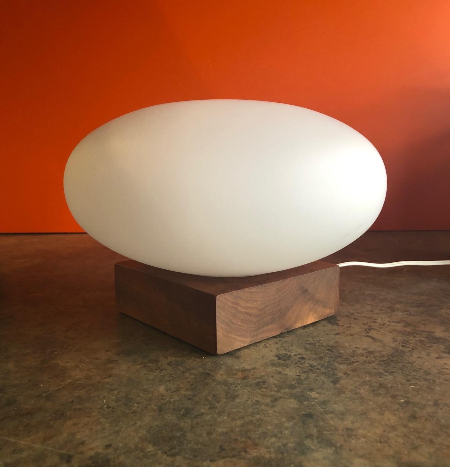 Space age MCM mushroom table lamp on a solid walnut base in the style of the Laurel Lamp Co., circa 1960s. The Italian mouth blown glass mushroom shade is 11