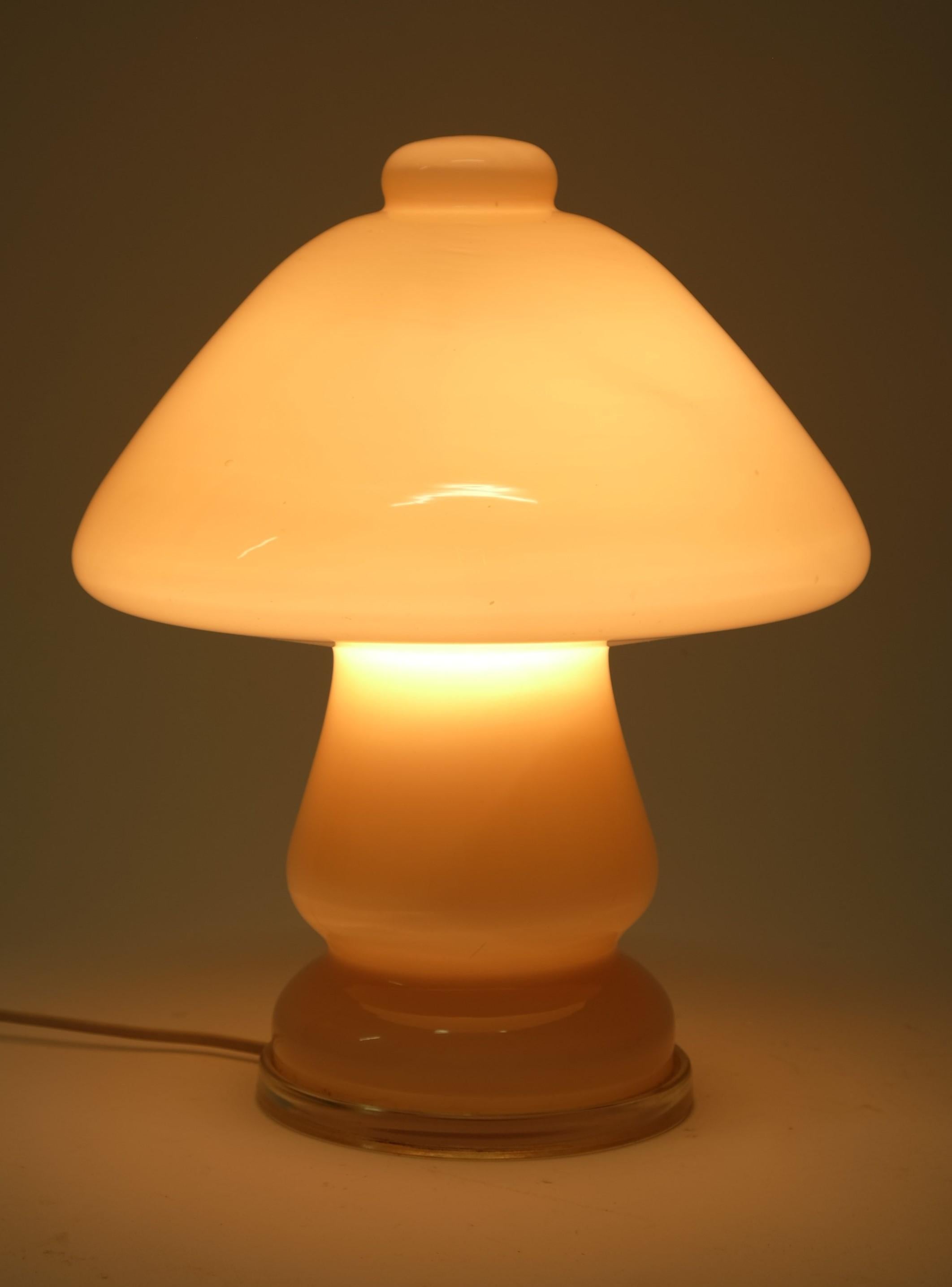 Moderne Pilz-Tischlampe aus der Mitte des Jahrhunderts aus rosa Glas, Deutschland 1960er Jahre im Angebot 2