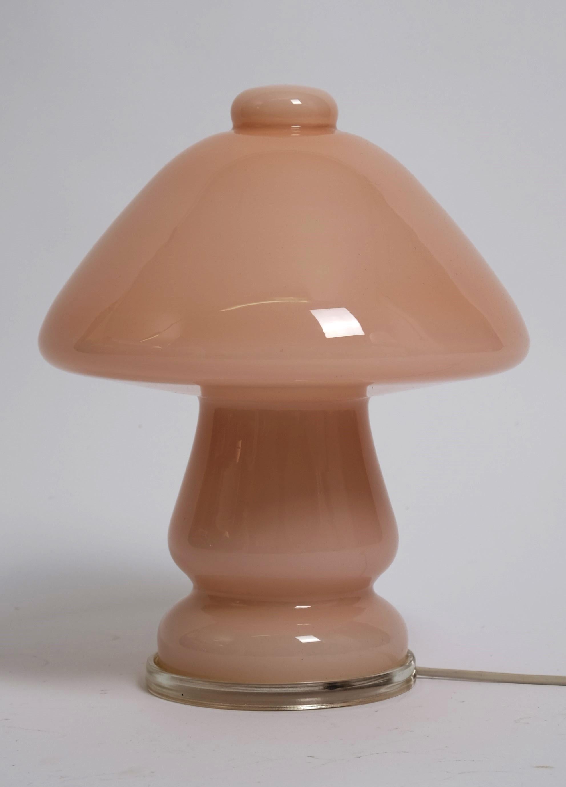 Seltene pilzförmige Tischlampe aus dickwandigem rosa Glas. Diese außergewöhnliche Tischleuchte wurde in den 1960er Jahren in Deutschland entworfen. 

Das Stück ist in einem wunderbaren Vintage-Zustand. Keine Beschädigungen, keine Absplitterungen,