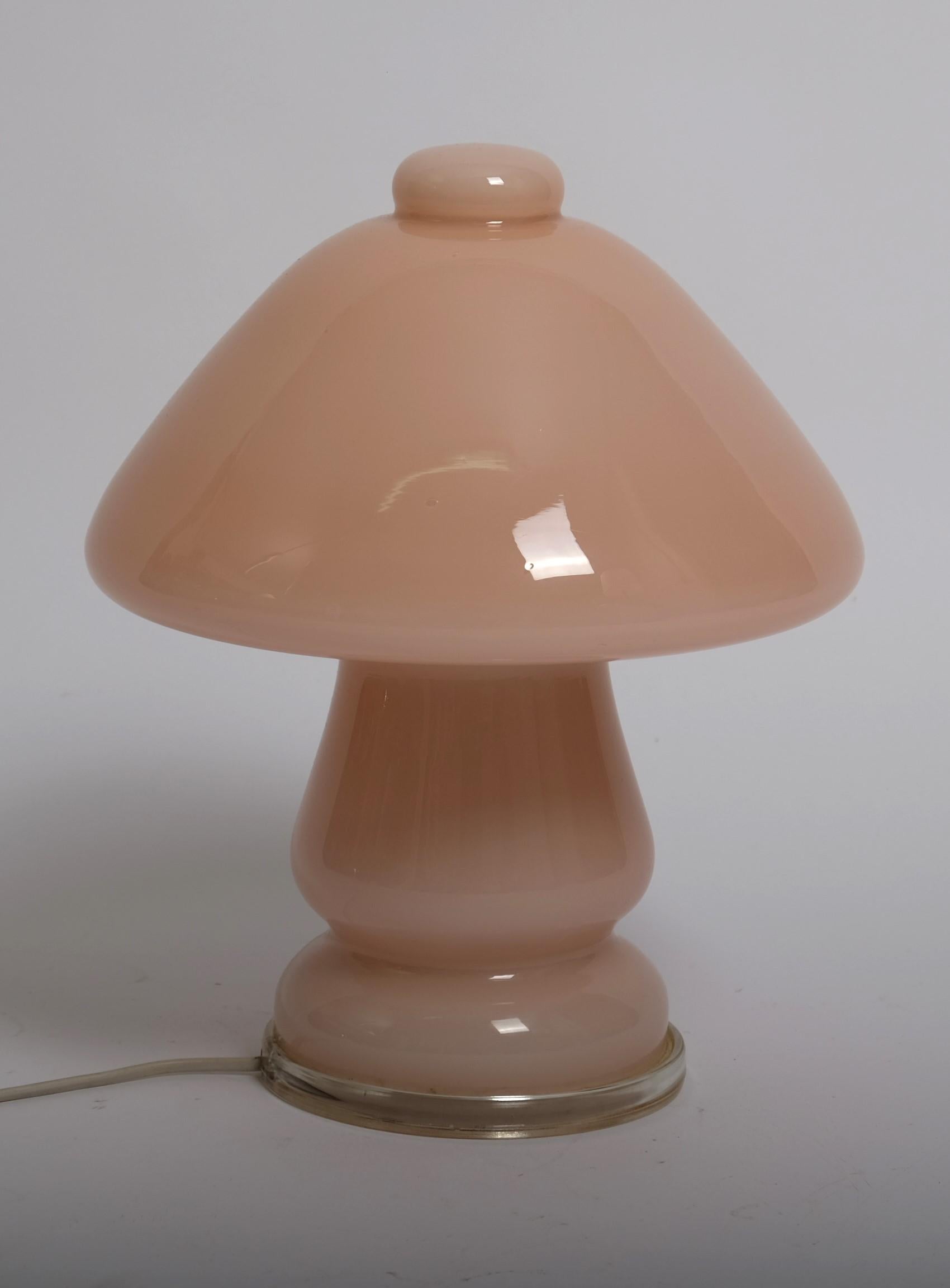 Moderne Pilz-Tischlampe aus der Mitte des Jahrhunderts aus rosa Glas, Deutschland 1960er Jahre im Angebot 1
