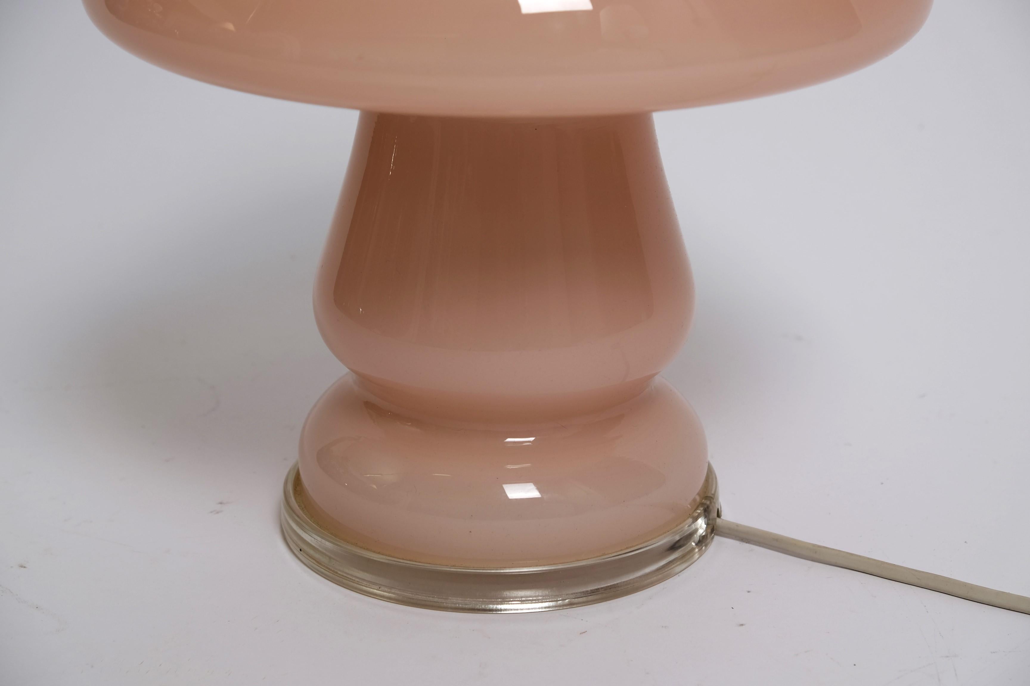 Moderne Pilz-Tischlampe aus der Mitte des Jahrhunderts aus rosa Glas, Deutschland 1960er Jahre (Metall) im Angebot