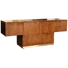 Crédence cantilever de bureau Myrtle moderne du milieu du siècle:: laiton noyer:: années 1960