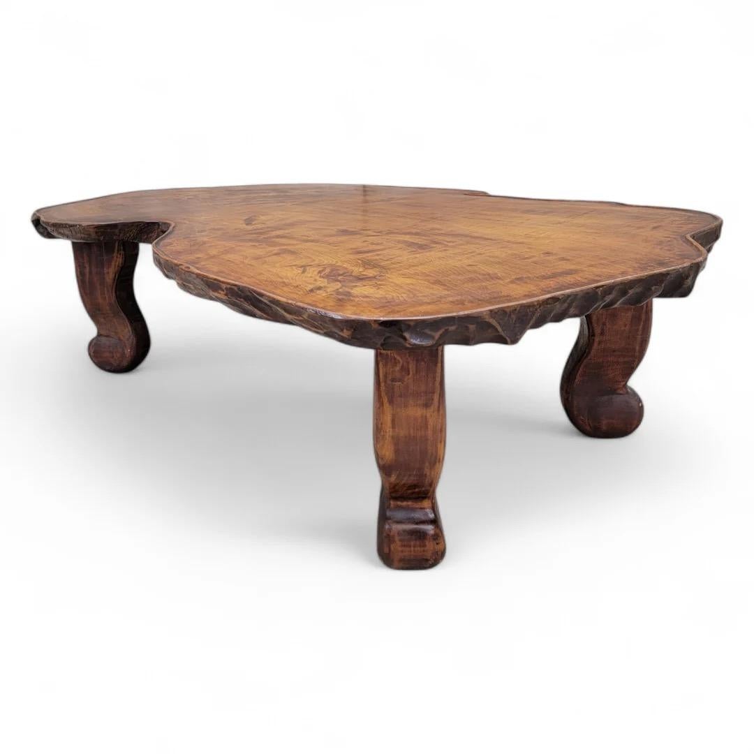 Tavolino da caffè rustico a basso profilo in stile Nakashima moderno del metà del secolo scorso

Caratterizzato da uno splendido design a bordo vivo, questo tavolo mette in mostra la bellezza naturale del legno mantenendo un profilo basso ed