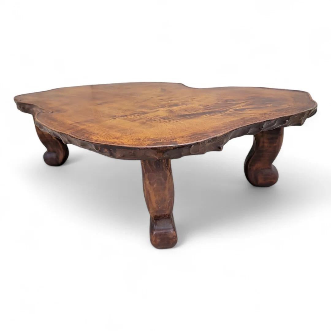 Legno Tavolino da caffè rustico a basso profilo in stile Nakashima moderno del metà del secolo scorso in vendita