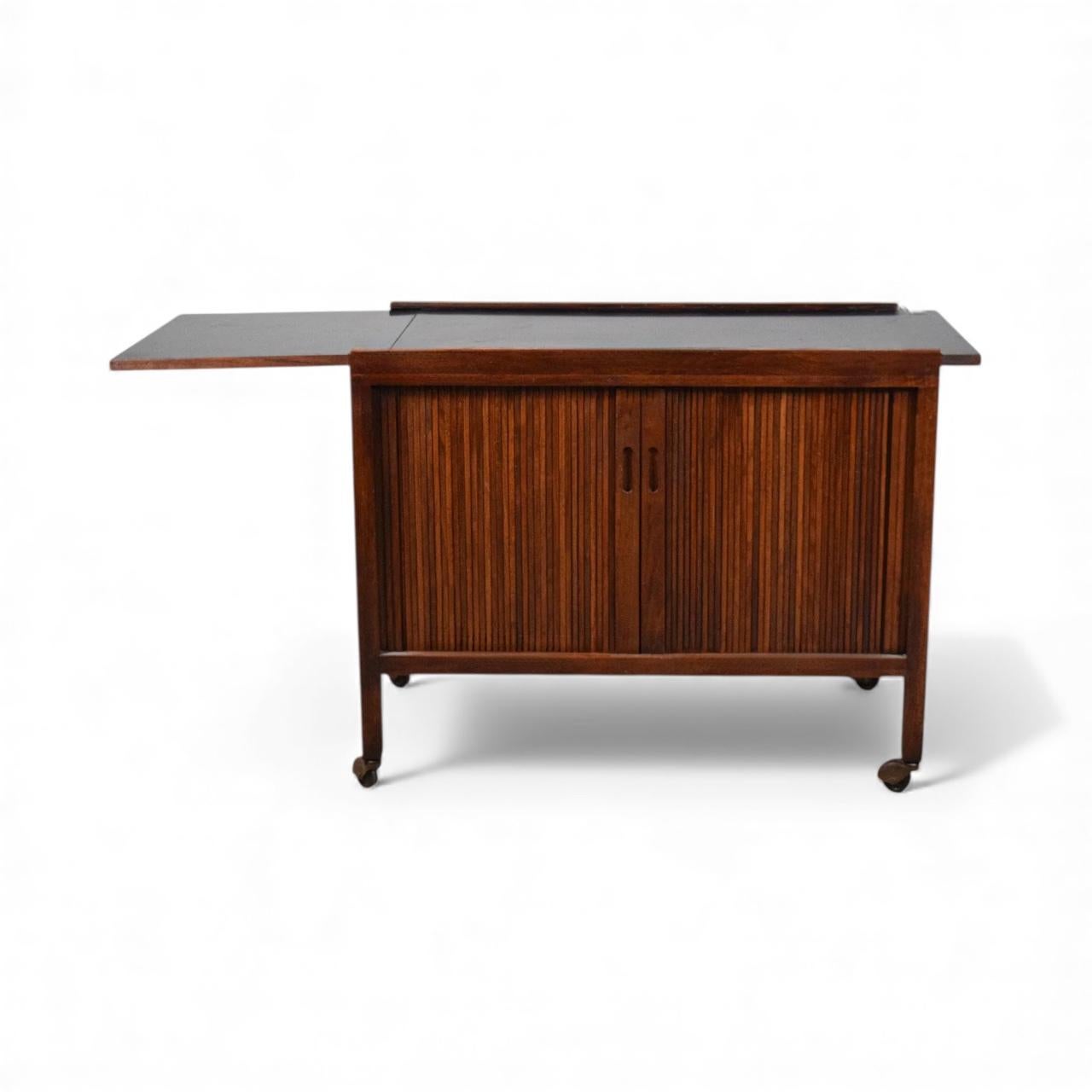 20ième siècle Mid-Century Modern Nat'l. Mt. Airy Side Tables Bar Carts Tambour Doors - Pair en vente