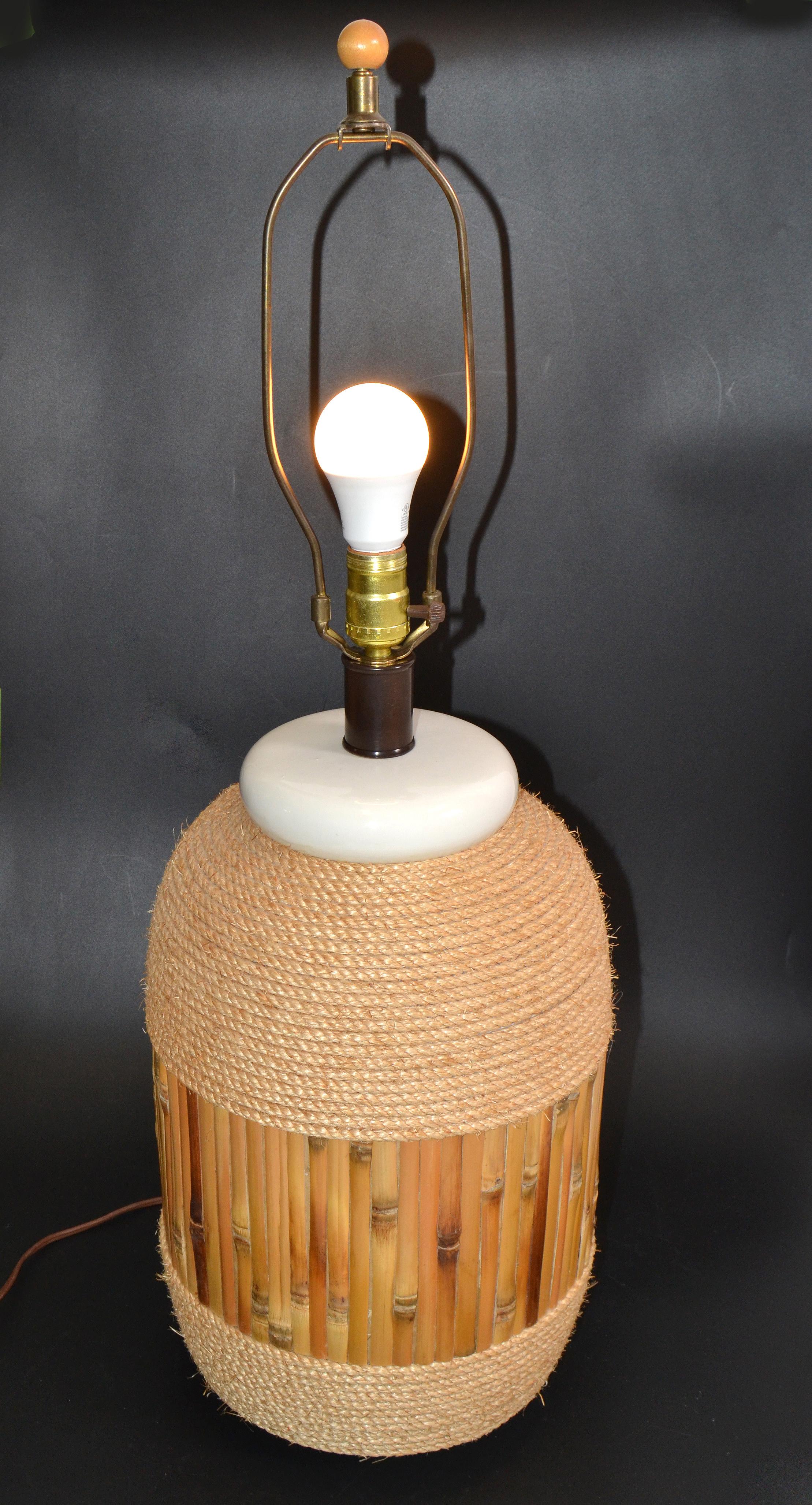 Lámpara de sobremesa de cerámica náutica de mediados de siglo, muy singular, de los años 70, envuelta en bambú y cuerda.
En definitiva, hecho a mano y encaja en cualquier interior.
Con cable para EE.UU. y utiliza 1 bombilla normal o LED.
No hay