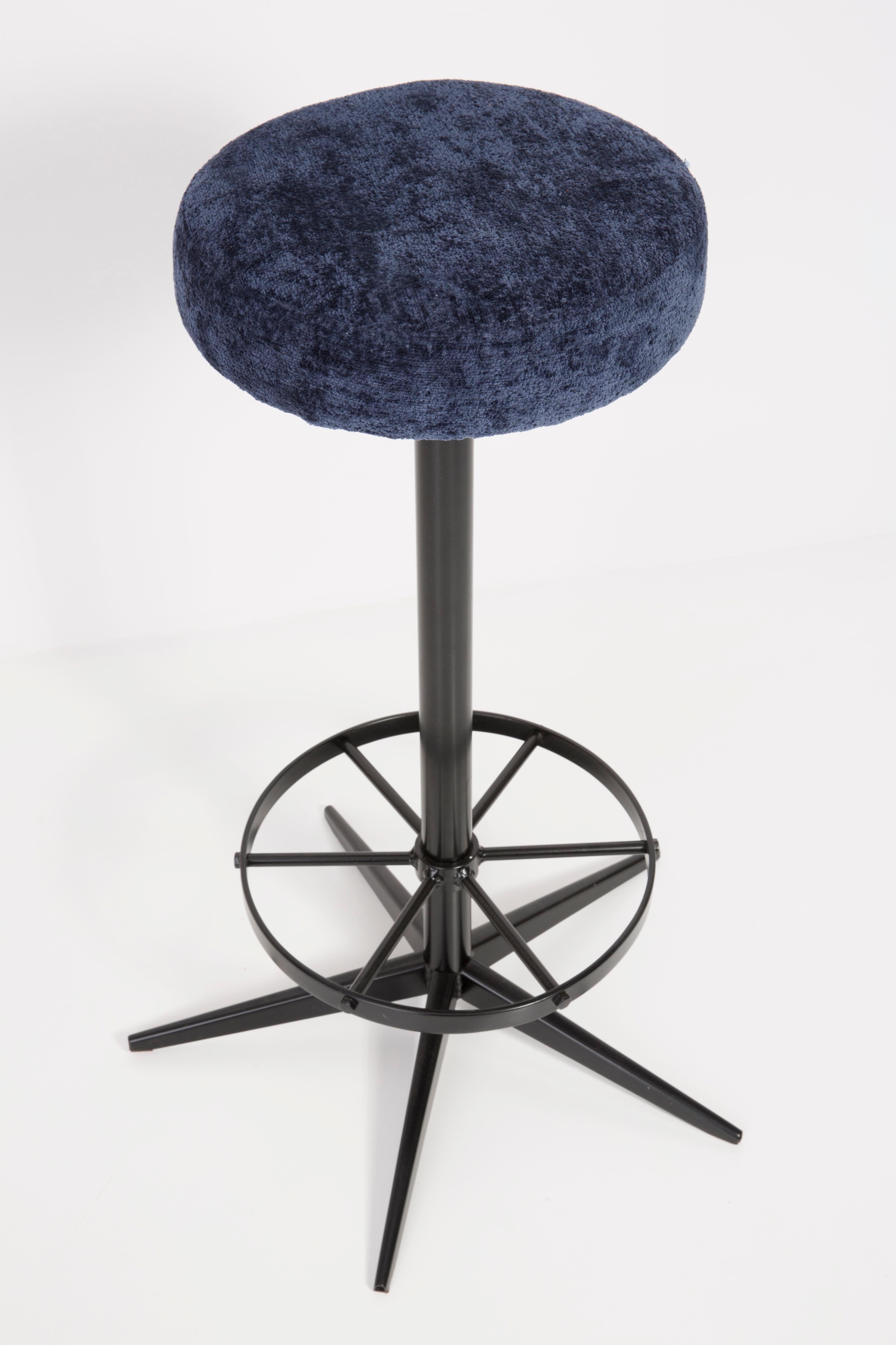 Tabouret du tournant des années 1960. Fabriquée en Allemagne, cette magnifique tapisserie bleu foncé est très soignée. Le tabouret se compose d'une partie rembourrée, d'une assise et de pieds en acier noir. Non réglementé. La hauteur est constante.